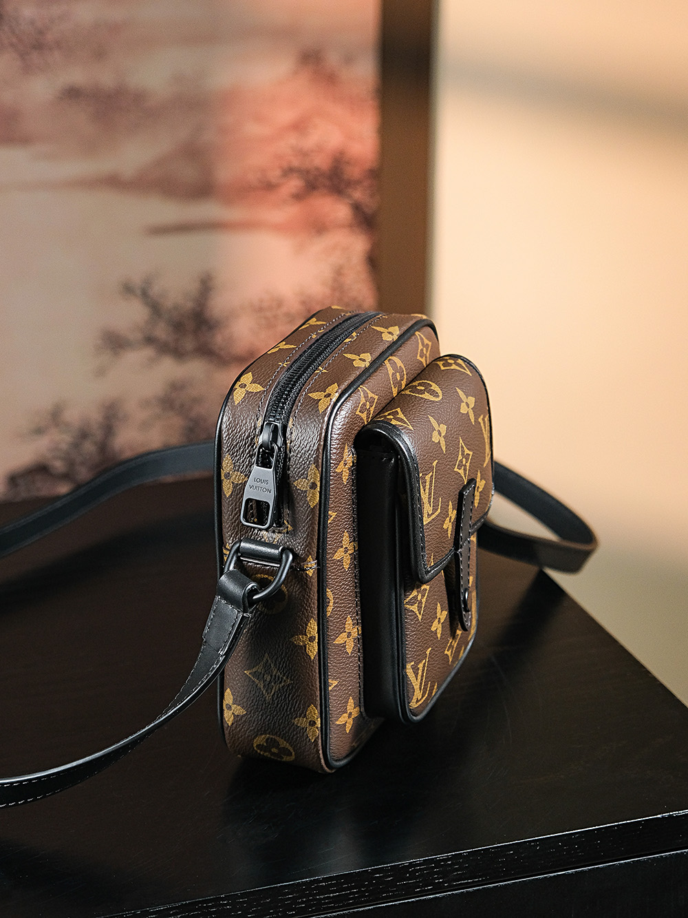 𝐂𝐇𝐑𝐈𝐒𝐓𝐎𝐏𝐇𝐄𝐑 相机包系列# M69404/PJ680
⛔专柜售价𝟏𝟐𝟔𝟎𝟎𝐑𝐌𝐁

一款中性化风格的相机包，
棕色老花搭配黑色皮边上身就是一股时尚复古气息，真是一见钟情！
高级且低调，中性化风格真的帅气逼人，上身效果更是爱惨了，相见恨晚的知音。
男女通杀的颜值担当，容纳量更是满足日常出门必备，简直就是无可挑剔的一只完美相机包！

材质：电镀纯钢五金
皮料材质：法国原厂皮面料
尺寸详情：𝟏𝟓*𝟏𝟕*𝟖 cm