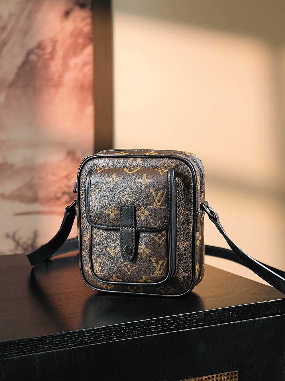 𝐂𝐇𝐑𝐈𝐒𝐓𝐎𝐏𝐇𝐄𝐑 相机包系列# M69404/PJ680
⛔专柜售价𝟏𝟐𝟔𝟎𝟎𝐑𝐌𝐁

一款中性化风格的相机包，
棕色老花搭配黑色皮边上身就是一股时尚复古气息，真是一见钟情！
高级且低调，中性化风格真的帅气逼人，上身效果更是爱惨了，相见恨晚的知音。
男女通杀的颜值担当，容纳量更是满足日常出门必备，简直就是无可挑剔的一只完美相机包！

材质：电镀纯钢五金
皮料材质：法国原厂皮面料
尺寸详情：𝟏𝟓*𝟏𝟕*𝟖 cm