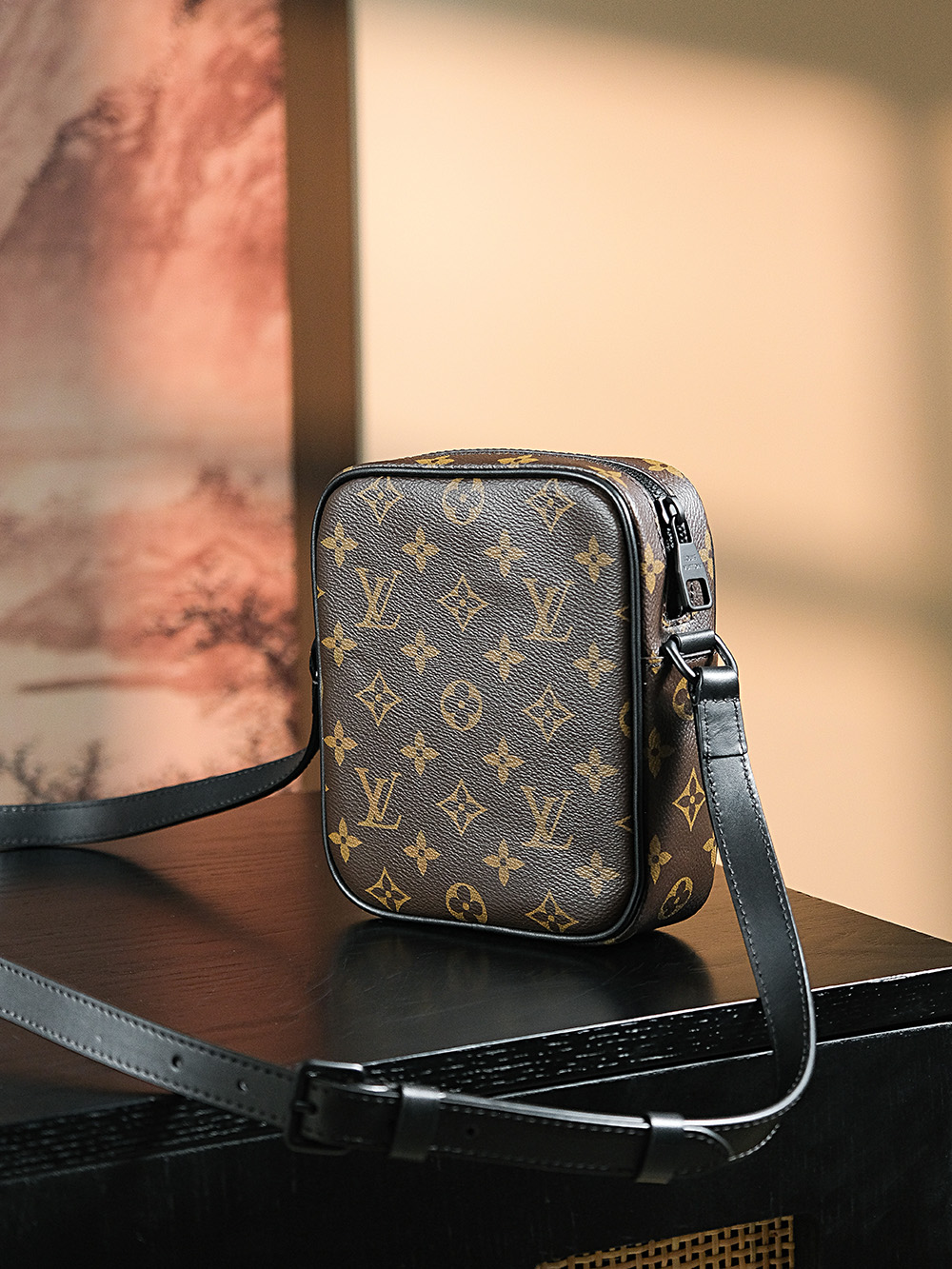 𝐂𝐇𝐑𝐈𝐒𝐓𝐎𝐏𝐇𝐄𝐑 相机包系列# M69404/PJ680
⛔专柜售价𝟏𝟐𝟔𝟎𝟎𝐑𝐌𝐁

一款中性化风格的相机包，
棕色老花搭配黑色皮边上身就是一股时尚复古气息，真是一见钟情！
高级且低调，中性化风格真的帅气逼人，上身效果更是爱惨了，相见恨晚的知音。
男女通杀的颜值担当，容纳量更是满足日常出门必备，简直就是无可挑剔的一只完美相机包！

材质：电镀纯钢五金
皮料材质：法国原厂皮面料
尺寸详情：𝟏𝟓*𝟏𝟕*𝟖 cm