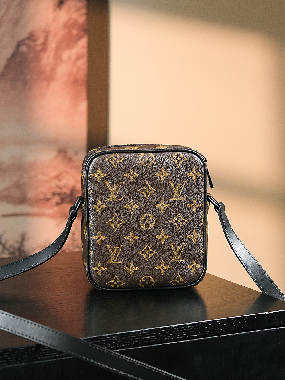 𝐂𝐇𝐑𝐈𝐒𝐓𝐎𝐏𝐇𝐄𝐑 相机包系列# M69404/PJ680
⛔专柜售价𝟏𝟐𝟔𝟎𝟎𝐑𝐌𝐁

一款中性化风格的相机包，
棕色老花搭配黑色皮边上身就是一股时尚复古气息，真是一见钟情！
高级且低调，中性化风格真的帅气逼人，上身效果更是爱惨了，相见恨晚的知音。
男女通杀的颜值担当，容纳量更是满足日常出门必备，简直就是无可挑剔的一只完美相机包！

材质：电镀纯钢五金
皮料材质：法国原厂皮面料
尺寸详情：𝟏𝟓*𝟏𝟕*𝟖 cm