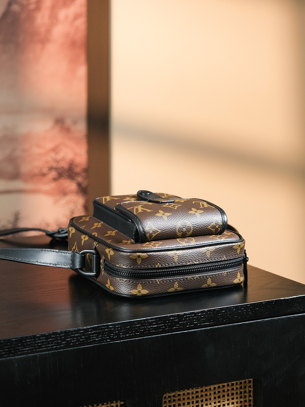 𝐂𝐇𝐑𝐈𝐒𝐓𝐎𝐏𝐇𝐄𝐑 相机包系列# M69404/PJ680
⛔专柜售价𝟏𝟐𝟔𝟎𝟎𝐑𝐌𝐁

一款中性化风格的相机包，
棕色老花搭配黑色皮边上身就是一股时尚复古气息，真是一见钟情！
高级且低调，中性化风格真的帅气逼人，上身效果更是爱惨了，相见恨晚的知音。
男女通杀的颜值担当，容纳量更是满足日常出门必备，简直就是无可挑剔的一只完美相机包！

材质：电镀纯钢五金
皮料材质：法国原厂皮面料
尺寸详情：𝟏𝟓*𝟏𝟕*𝟖 cm
