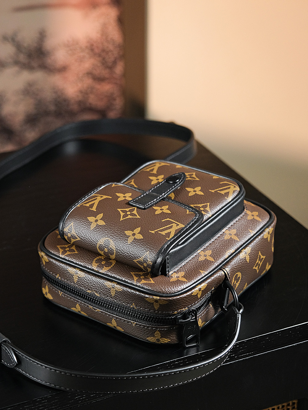 𝐂𝐇𝐑𝐈𝐒𝐓𝐎𝐏𝐇𝐄𝐑 相机包系列# M69404/PJ680
⛔专柜售价𝟏𝟐𝟔𝟎𝟎𝐑𝐌𝐁

一款中性化风格的相机包，
棕色老花搭配黑色皮边上身就是一股时尚复古气息，真是一见钟情！
高级且低调，中性化风格真的帅气逼人，上身效果更是爱惨了，相见恨晚的知音。
男女通杀的颜值担当，容纳量更是满足日常出门必备，简直就是无可挑剔的一只完美相机包！

材质：电镀纯钢五金
皮料材质：法国原厂皮面料
尺寸详情：𝟏𝟓*𝟏𝟕*𝟖 cm