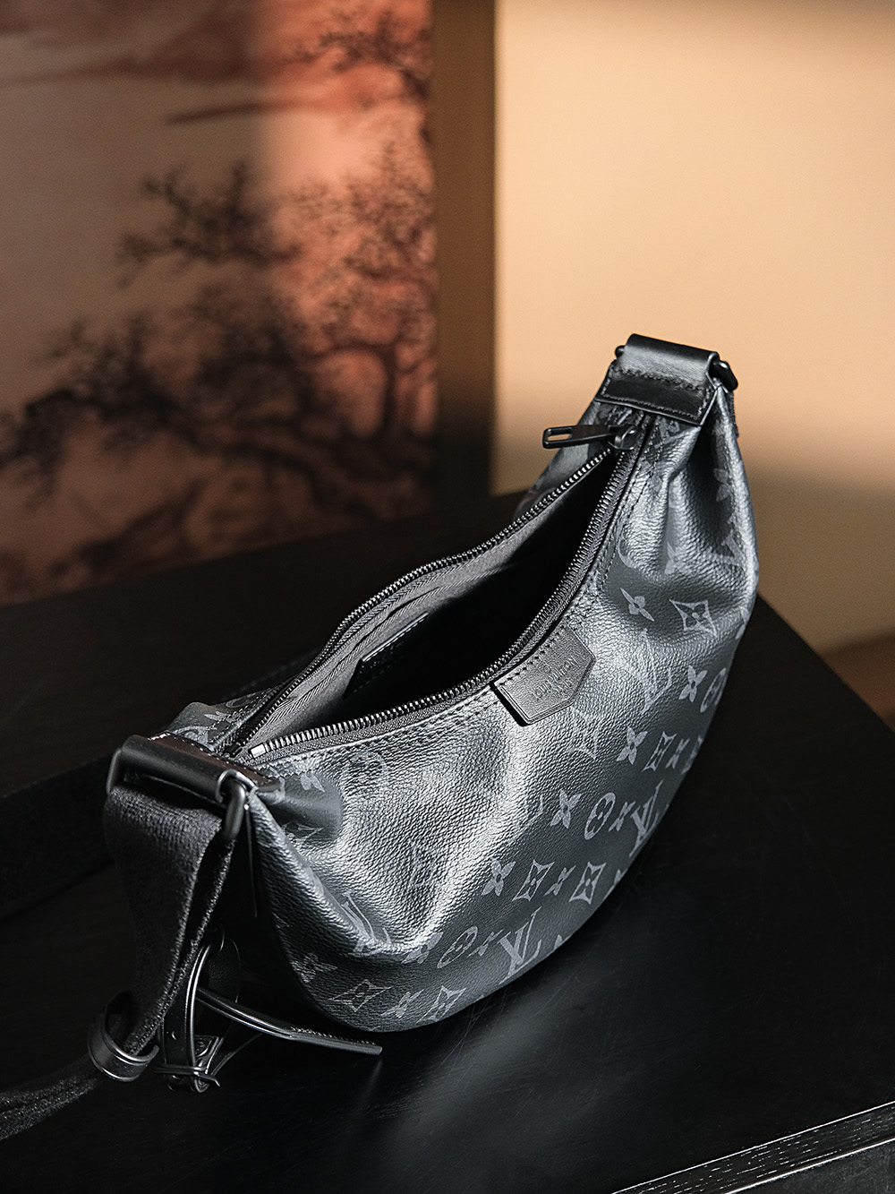 𝐇𝐀𝐌𝐀𝐂小号月亮包系列# M47158/PJ950
▇ 专柜售价 𝟏𝟓𝟕𝟎𝟎𝐑𝐌𝐁

𝑯𝒂𝒎𝒂𝒄 𝒃𝒂𝒈 由经典黑花标志性风格打造的销量之王【月亮包】
低调奢华 满满的松弛感，真的很难让人不爱上！
➨上身更是轻盈能装，男生必入款，百搭的同时又能满足你日常所需的容纳量，
黑老花的标志性简约而时尚，简直就是为了潮人而设计的单品神器！

材质：电镀纯钢五金
皮料材质：法国原厂皮面料
尺寸详情：𝟐𝟖.𝟓*𝟏𝟓*𝟖𝐜𝐦