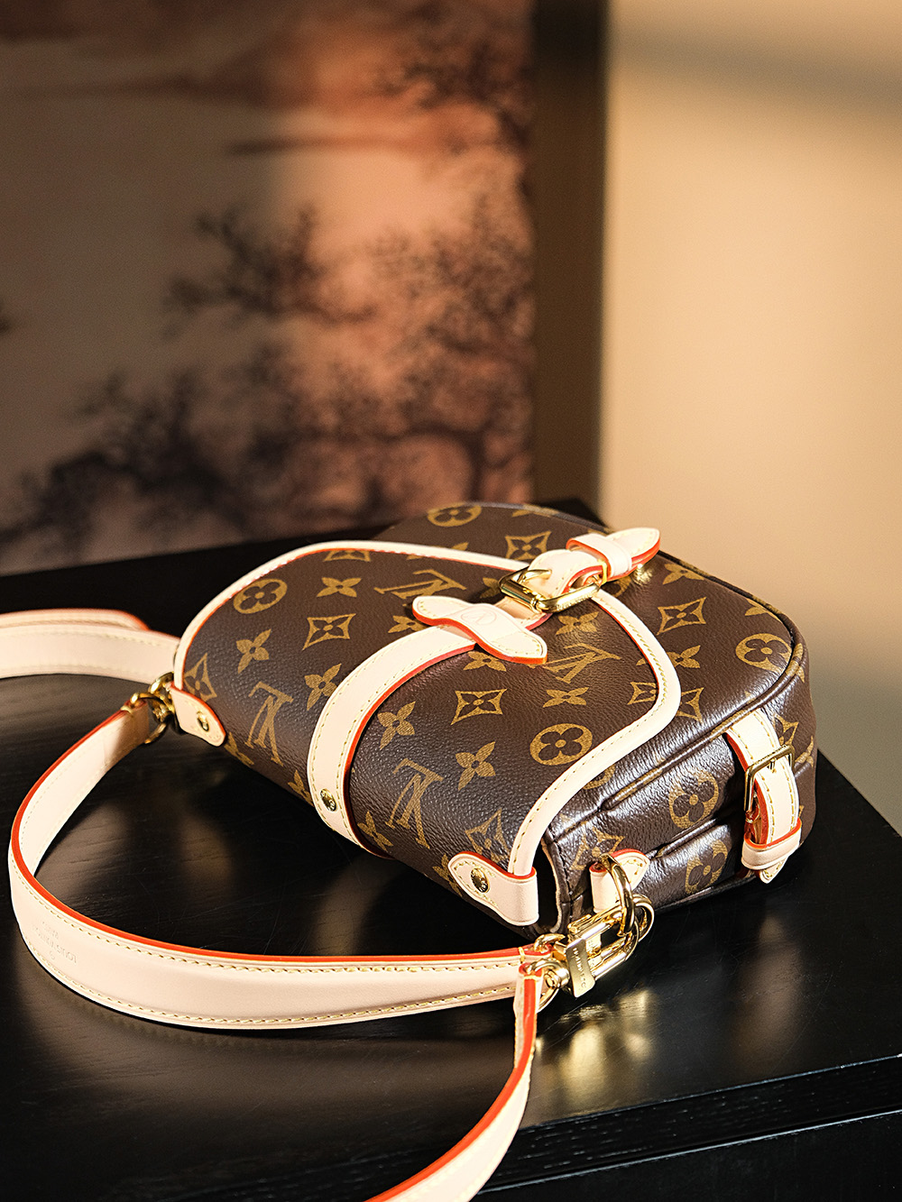 𝐒𝐀𝐔𝐌𝐔𝐑 𝐁𝐁芯片跳动码升级版双子星系列# M46740/PJ1100
🤎专柜售价𝟏𝟗𝟏𝟎𝟎 𝐫𝐦𝐛

𝑺𝑨𝑼𝑴𝑼𝑹 𝑩𝑩系列，已成为“必入包王款”
经典的老花配色，简约复古、双子星本身的气场就自带氛围、上身的颜值视觉更是出乎意料的高级！
习惯性解放双手，肩带既可灵活调节，容纳量更是感人！一包多种背法，不分任何季节的百搭！
相信我，这款必冲，至今为止一直在溢价的王牌大爆款！

五金:厚镀纯钢五金
皮料:棱形法厂皮面料
尺寸:𝟐𝟎*𝟏𝟔*𝟕.𝟓𝐜𝐦