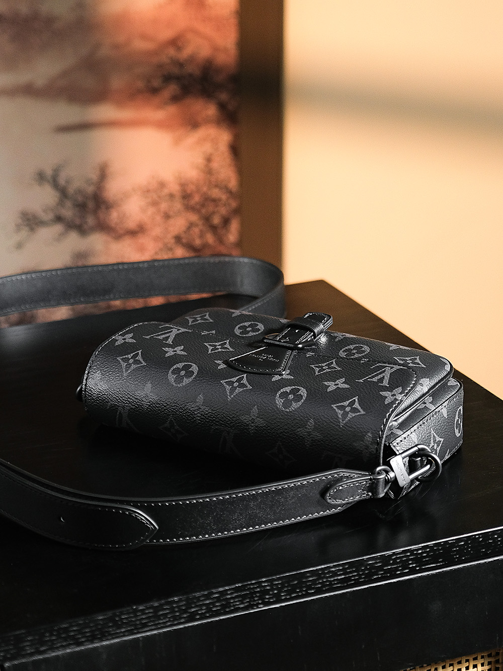 𝐌𝐎𝐍𝐓𝐒𝐎𝐔𝐑𝐈𝐒芯片菱形跳动码邮差包系列#M83567/PJ1000
✖️专柜售价𝟏𝟓𝟕𝟎𝟎𝐑𝐌𝐁

ᴹᵒⁿᵗˢᵒᵘʳᶦˢ男士必冲款，暗黑系老花真的是满满的质感，不张扬的同时又自带高级感。
方长包型设计有着法棍的味道，宽肩带的设计也是十分低调独特。
双层内里的设计适合出行时分类各种物品，实用且时尚百搭的单品。
整体𝒂𝒍𝒍-𝒃𝒍𝒂𝒄𝒌真的太酷了，男士首选之一！

五金材质：一树脂扣五金
皮料材质：菱形法国原厂皮面料【芯片版】
尺寸详情：𝟐𝟐*𝟏𝟐*𝟔𝐜𝐦