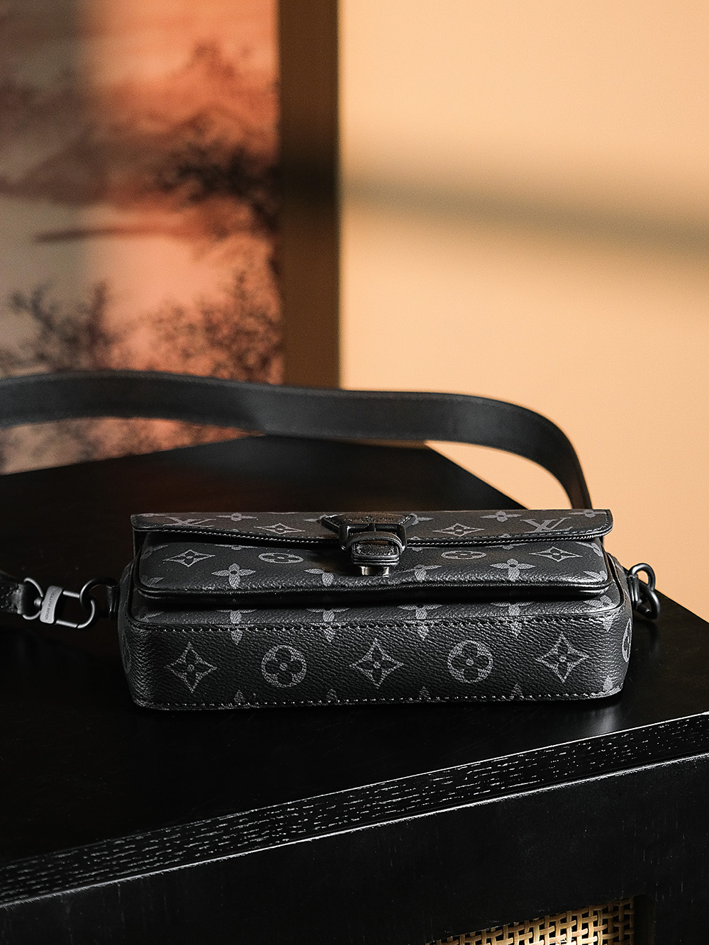 𝐌𝐎𝐍𝐓𝐒𝐎𝐔𝐑𝐈𝐒芯片菱形跳动码邮差包系列#M83567/PJ1000
✖️专柜售价𝟏𝟓𝟕𝟎𝟎𝐑𝐌𝐁

ᴹᵒⁿᵗˢᵒᵘʳᶦˢ男士必冲款，暗黑系老花真的是满满的质感，不张扬的同时又自带高级感。
方长包型设计有着法棍的味道，宽肩带的设计也是十分低调独特。
双层内里的设计适合出行时分类各种物品，实用且时尚百搭的单品。
整体𝒂𝒍𝒍-𝒃𝒍𝒂𝒄𝒌真的太酷了，男士首选之一！

五金材质：一树脂扣五金
皮料材质：菱形法国原厂皮面料【芯片版】
尺寸详情：𝟐𝟐*𝟏𝟐*𝟔𝐜𝐦