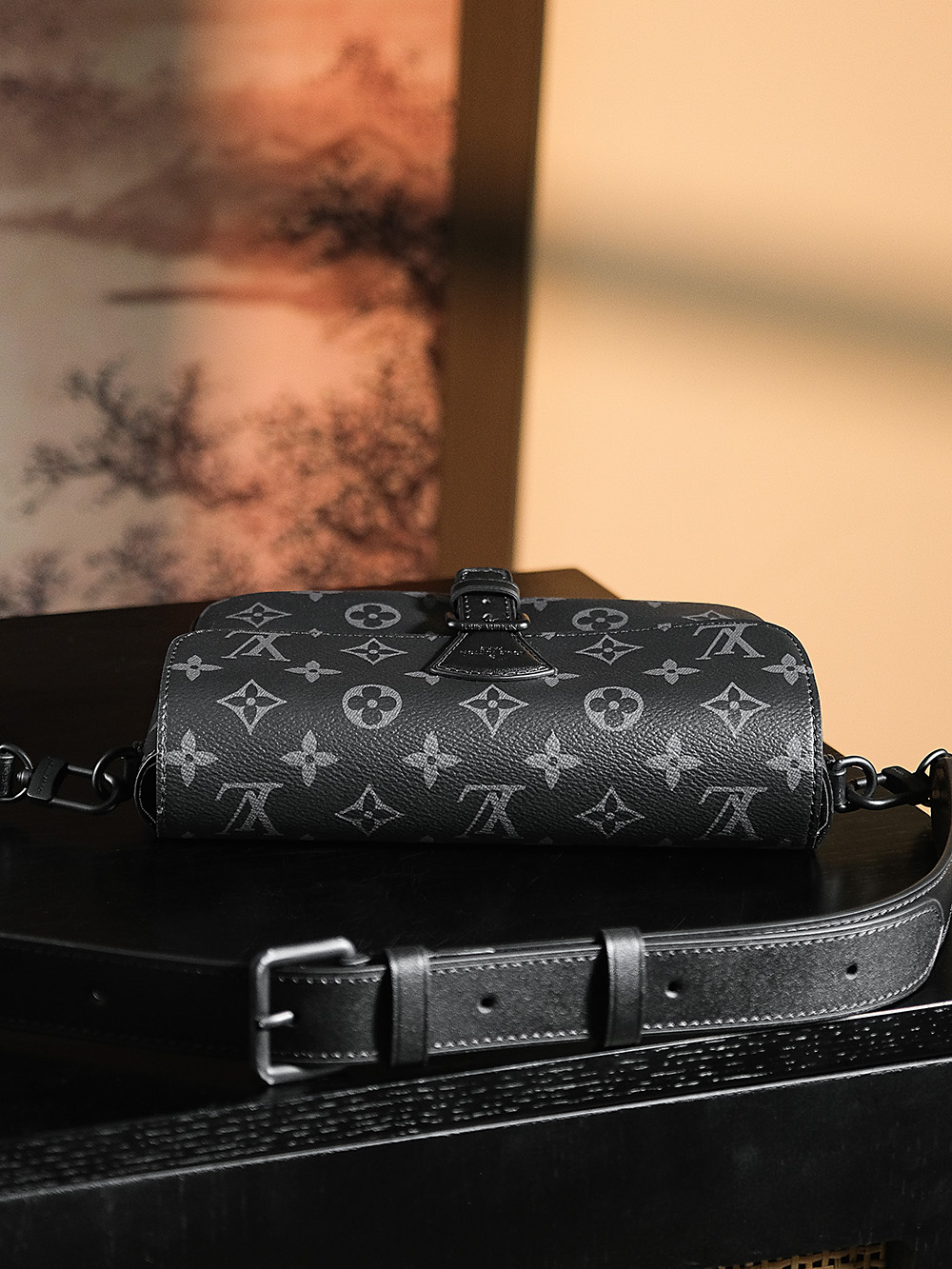 𝐌𝐎𝐍𝐓𝐒𝐎𝐔𝐑𝐈𝐒芯片菱形跳动码邮差包系列#M83567/PJ1000
✖️专柜售价𝟏𝟓𝟕𝟎𝟎𝐑𝐌𝐁

ᴹᵒⁿᵗˢᵒᵘʳᶦˢ男士必冲款，暗黑系老花真的是满满的质感，不张扬的同时又自带高级感。
方长包型设计有着法棍的味道，宽肩带的设计也是十分低调独特。
双层内里的设计适合出行时分类各种物品，实用且时尚百搭的单品。
整体𝒂𝒍𝒍-𝒃𝒍𝒂𝒄𝒌真的太酷了，男士首选之一！

五金材质：一树脂扣五金
皮料材质：菱形法国原厂皮面料【芯片版】
尺寸详情：𝟐𝟐*𝟏𝟐*𝟔𝐜𝐦
