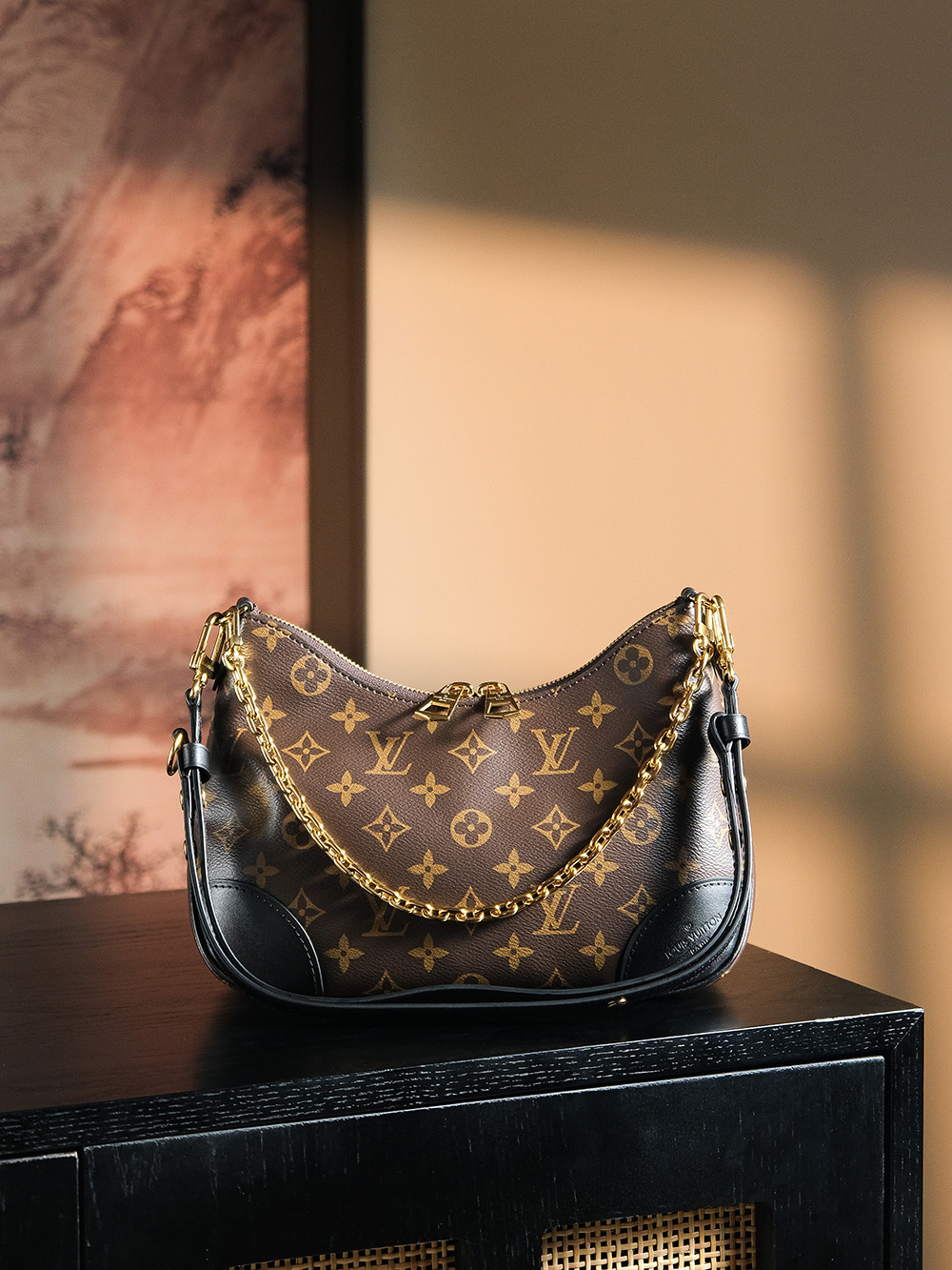 𝐁𝐎𝐔𝐋𝐎𝐆𝐍𝐄芯片菱形跳动牛角包系列#M𝟒𝟓𝟖𝟑𝟏/PJ1080
▪️专柜售价𝟐𝟎𝟎𝟎𝟎 𝐑𝐌𝐁购入

🔥爆款之王🔥
好看又能装的牛角包🥐集齐了复古与时尚完美融合，
不仅在颜值上玩出新高度，
容纳量也是非常人性化，包身不大，日常所需要的大容纳空间，它都能满足于日常，而且可拆卸可调节的肩带设计，能够让日常凹造型的选择更多，链条的搭配，让整个包增加了优雅元素，链条的设计，让整个包秒变腋下包，心目中的王牌比入品𝐲𝐲𝐝𝐬！

五金材质：厚镀纯钢五金
皮料材质：法国原厂皮面料【芯片版】
尺寸详情：𝟐𝟗*𝟏𝟔*𝟗.𝟓 𝐜𝐦