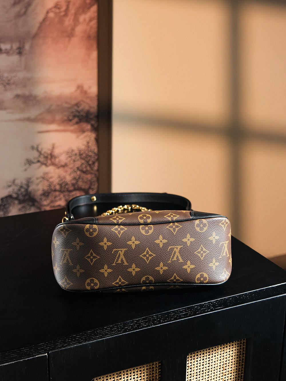 𝐁𝐎𝐔𝐋𝐎𝐆𝐍𝐄芯片菱形跳动牛角包系列#M𝟒𝟓𝟖𝟑𝟏/PJ1080
▪️专柜售价𝟐𝟎𝟎𝟎𝟎 𝐑𝐌𝐁购入

🔥爆款之王🔥
好看又能装的牛角包🥐集齐了复古与时尚完美融合，
不仅在颜值上玩出新高度，
容纳量也是非常人性化，包身不大，日常所需要的大容纳空间，它都能满足于日常，而且可拆卸可调节的肩带设计，能够让日常凹造型的选择更多，链条的搭配，让整个包增加了优雅元素，链条的设计，让整个包秒变腋下包，心目中的王牌比入品𝐲𝐲𝐝𝐬！

五金材质：厚镀纯钢五金
皮料材质：法国原厂皮面料【芯片版】
尺寸详情：𝟐𝟗*𝟏𝟔*𝟗.𝟓 𝐜𝐦