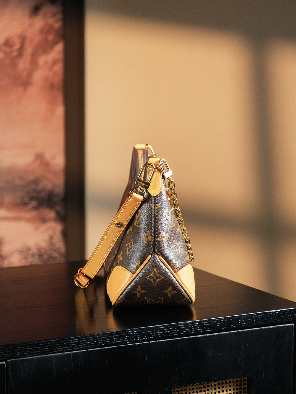 𝐁𝐎𝐔𝐋𝐎𝐆𝐍𝐄芯片菱形跳动牛角包系列#M𝟒𝟓𝟖𝟑𝟐/PJ1080
▪️专柜售价𝟐𝟎𝟎𝟎𝟎 𝐑𝐌𝐁购入

🔥爆款之王🔥
好看又能装的牛角包🥐集齐了复古与时尚完美融合，
不仅在颜值上玩出新高度，
容纳量也是非常人性化，包身不大，日常所需要的大容纳空间，它都能满足于日常，而且可拆卸可调节的肩带设计，能够让日常凹造型的选择更多，链条的搭配，让整个包增加了优雅元素，链条的设计，让整个包秒变腋下包，心目中的王牌比入品𝐲𝐲𝐝𝐬！

五金材质：厚镀纯钢五金
皮料材质：法国原厂皮面料【芯片版】
尺寸详情：𝟐𝟗*𝟏𝟔*𝟗.𝟓 𝐜𝐦
