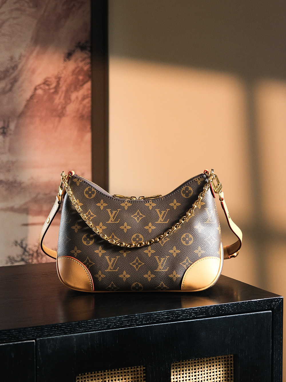 𝐁𝐎𝐔𝐋𝐎𝐆𝐍𝐄芯片菱形跳动牛角包系列#M𝟒𝟓𝟖𝟑𝟐/PJ1080
▪️专柜售价𝟐𝟎𝟎𝟎𝟎 𝐑𝐌𝐁购入

🔥爆款之王🔥
好看又能装的牛角包🥐集齐了复古与时尚完美融合，
不仅在颜值上玩出新高度，
容纳量也是非常人性化，包身不大，日常所需要的大容纳空间，它都能满足于日常，而且可拆卸可调节的肩带设计，能够让日常凹造型的选择更多，链条的搭配，让整个包增加了优雅元素，链条的设计，让整个包秒变腋下包，心目中的王牌比入品𝐲𝐲𝐝𝐬！

五金材质：厚镀纯钢五金
皮料材质：法国原厂皮面料【芯片版】
尺寸详情：𝟐𝟗*𝟏𝟔*𝟗.𝟓 𝐜𝐦