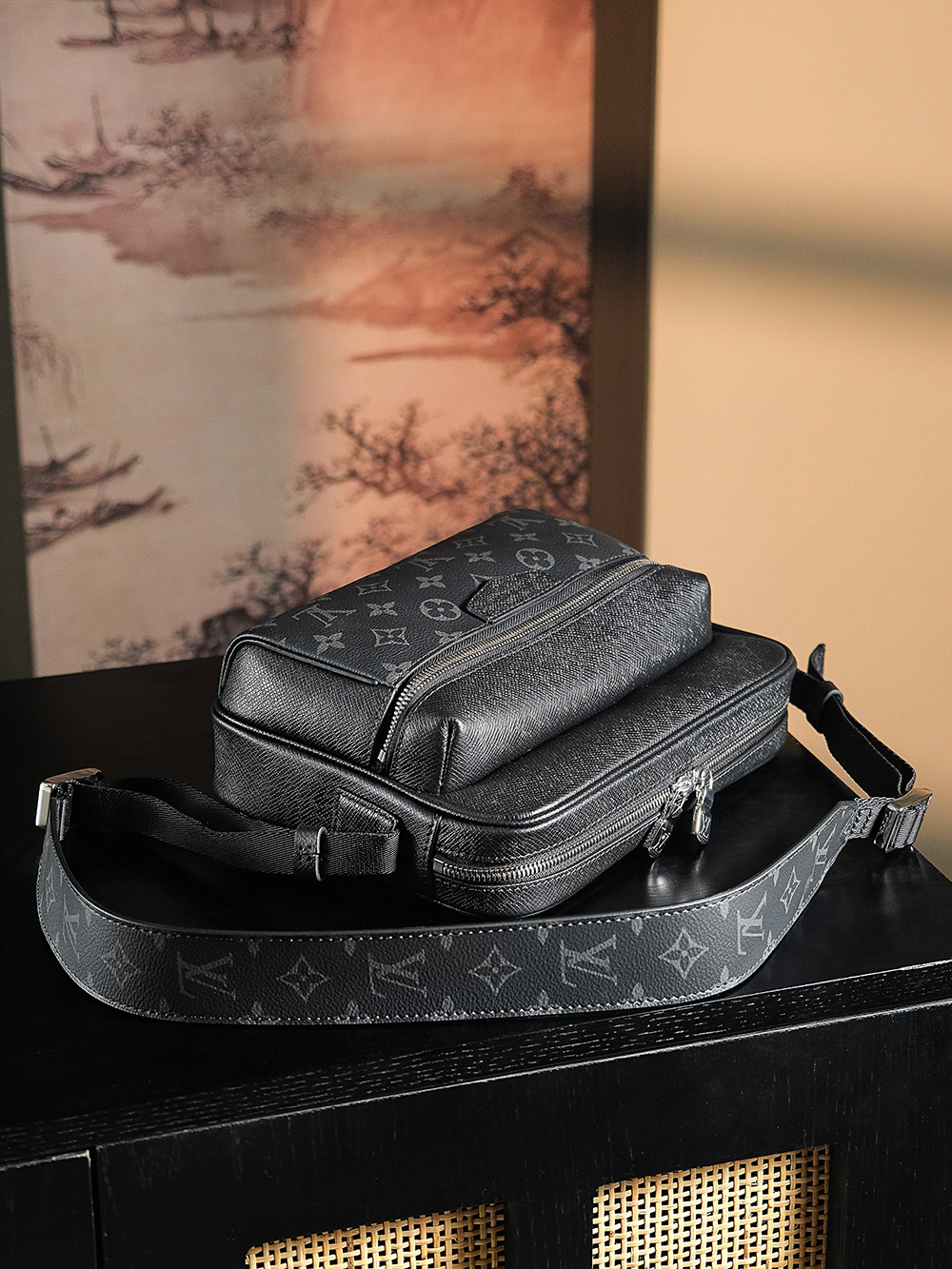 内部价 P1040。𝐎𝐔𝐓𝐃𝐎𝐎𝐑 邮差包系列M𝟑𝟎𝟐𝟑𝟑
▪𝟏𝟔𝟗𝟎𝟎�𝟎𝟎 𝐑𝐌𝐁购入

典又不失大气的邮差包〰️
正面的银色拉链与金属件上精致细节，可调节肩带打造轻松背携体验！轻便且耐装，实用性强！无论是休闲，商务，运动风它都能妥妥搭配上！推荐种草，越看越耐看！

五金材质：厚镀纯钢五金
皮料材质：法国原厂皮面料
尺寸详情：𝟐𝟗.𝟓*𝟐𝟎*𝟏𝟎.𝟓𝐜𝐦