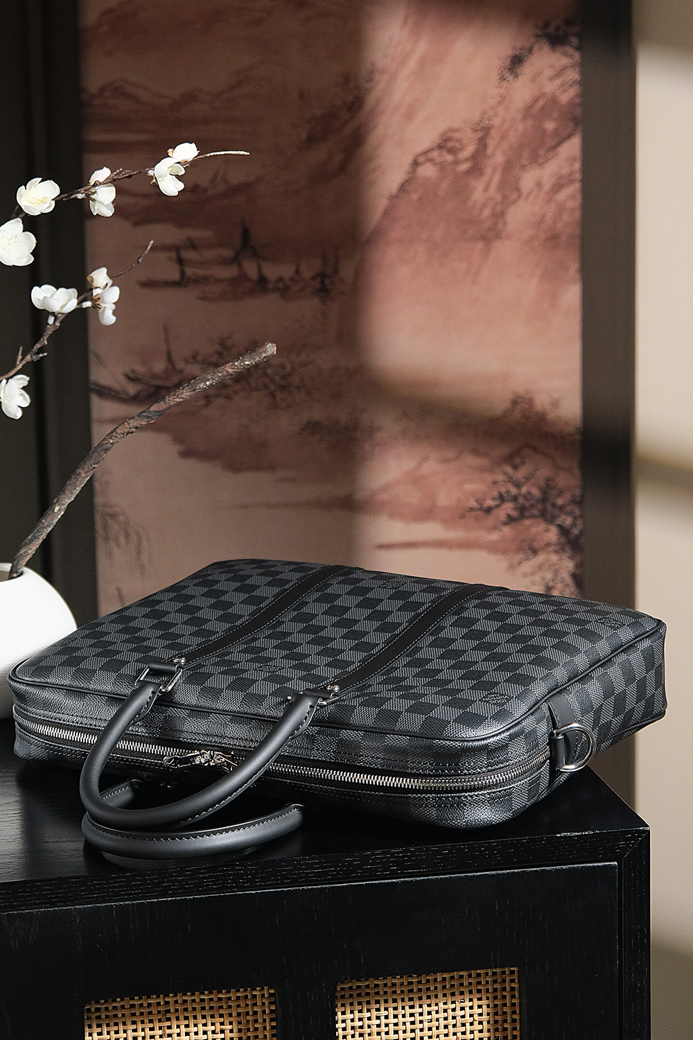 𝐏𝐎𝐑𝐓𝐄 𝐃𝐎𝐂𝐔𝐌𝐄𝐍𝐓𝐒 𝐕𝐎𝐘𝐀𝐆𝐄 芯片跳动码公文包系列#M𝟒𝟏𝟒𝟕𝟖
👜专柜售价𝟏𝟖𝟓𝟎𝟎 𝐑𝐌𝐁购入_

 经典且耐用的公文包💼搭配着经典盘格，这种低调的相貌更加高级，低调而奢华大气，商务人士必选！它满足了日常需求的容量，低调不失个性，既能手拎也能斜挎单肩！

五金材质：厚镀纯钢𝟐𝟒𝒌五金
皮料材质：法国原厂皮面料【芯片版】
尺寸详情：𝟑𝟓*𝟐𝟕*𝟔𝐜𝐦