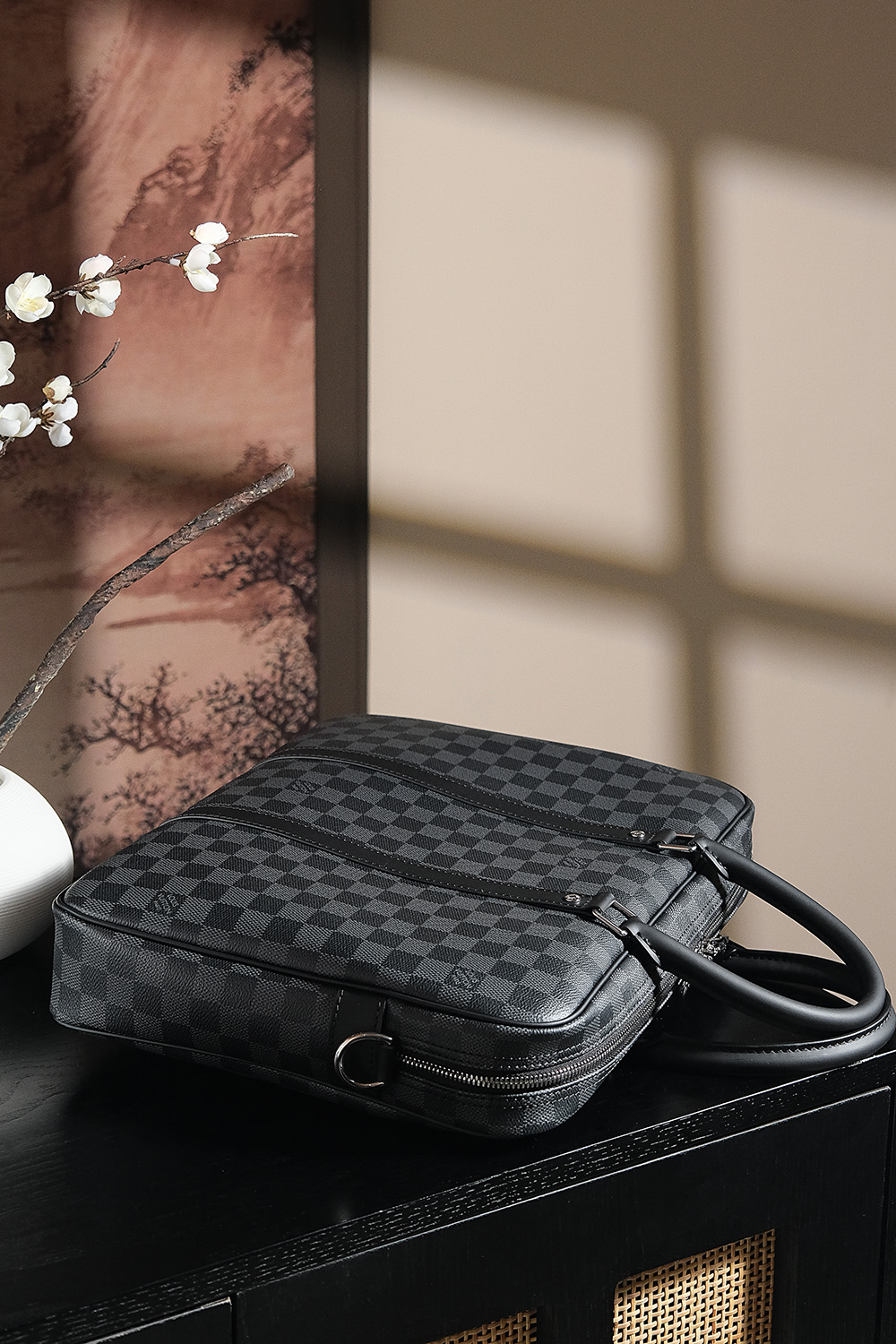 𝐏𝐎𝐑𝐓𝐄 𝐃𝐎𝐂𝐔𝐌𝐄𝐍𝐓𝐒 𝐕𝐎𝐘𝐀𝐆𝐄 芯片跳动码公文包系列#M𝟒𝟏𝟒𝟕𝟖
👜专柜售价𝟏𝟖𝟓𝟎𝟎 𝐑𝐌𝐁购入_

 经典且耐用的公文包💼搭配着经典盘格，这种低调的相貌更加高级，低调而奢华大气，商务人士必选！它满足了日常需求的容量，低调不失个性，既能手拎也能斜挎单肩！

五金材质：厚镀纯钢𝟐𝟒𝒌五金
皮料材质：法国原厂皮面料【芯片版】
尺寸详情：𝟑𝟓*𝟐𝟕*𝟔𝐜𝐦
