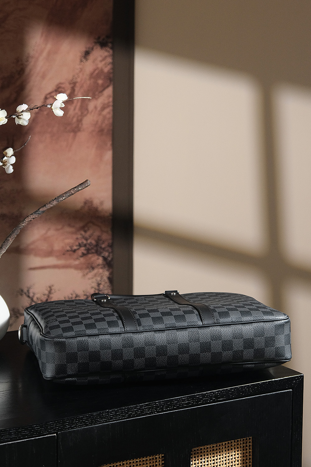 𝐏𝐎𝐑𝐓𝐄 𝐃𝐎𝐂𝐔𝐌𝐄𝐍𝐓𝐒 𝐕𝐎𝐘𝐀𝐆𝐄 芯片跳动码公文包系列#M𝟒𝟏𝟒𝟕𝟖
👜专柜售价𝟏𝟖𝟓𝟎𝟎 𝐑𝐌𝐁购入_

 经典且耐用的公文包💼搭配着经典盘格，这种低调的相貌更加高级，低调而奢华大气，商务人士必选！它满足了日常需求的容量，低调不失个性，既能手拎也能斜挎单肩！

五金材质：厚镀纯钢𝟐𝟒𝒌五金
皮料材质：法国原厂皮面料【芯片版】
尺寸详情：𝟑𝟓*𝟐𝟕*𝟔𝐜𝐦