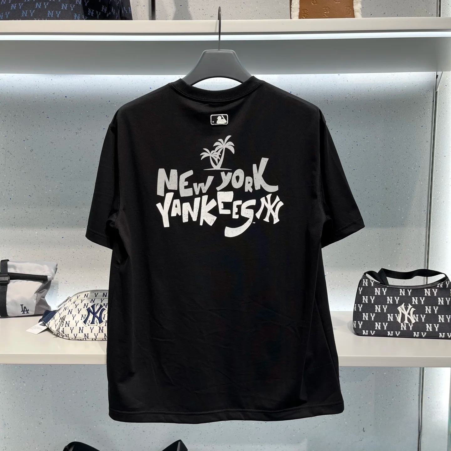 💰80专柜同款🆕🖤MLB / 洋基队 NY印花高品质限定纯棉夏款柜子新款印花短袖T恤上衣 280克全棉透气面料
ny洋基队情侣发烫印花T恤,定制宽松舒适,超爆经典款,经过高温水洗处理,
确保衣服不变形不缩水,外贸货 NY的短袖T恤身上极范儿!时髦的直很接的一款!
印花干净漂绣亮花花饱满超度好 夏季穿搭,一件舒适有颜的值卫衣!美貌减龄必的备单品!
精棉精梭料面啊 表面超致细顺滑 匀均细致柔软 穿着舒度适高
韩国潮牌MLB新款短袖,男女同款印花,上身超级好看!!!
轻松打造夏日潮酷感,上身轻松拿捏,分分钟成为出街的焦点,
颜色:白色、黑色
尺码 :M L XL XXL
尺码表 : 衣长 胸围 肩宽
M 70 102 48(90斤-125斤)
L 72 106 50(125斤-140斤) XL 74 110 52(140斤-165斤)
XXL 76 114 54(165斤-200斤)
(手工测量,误差1-2cm)