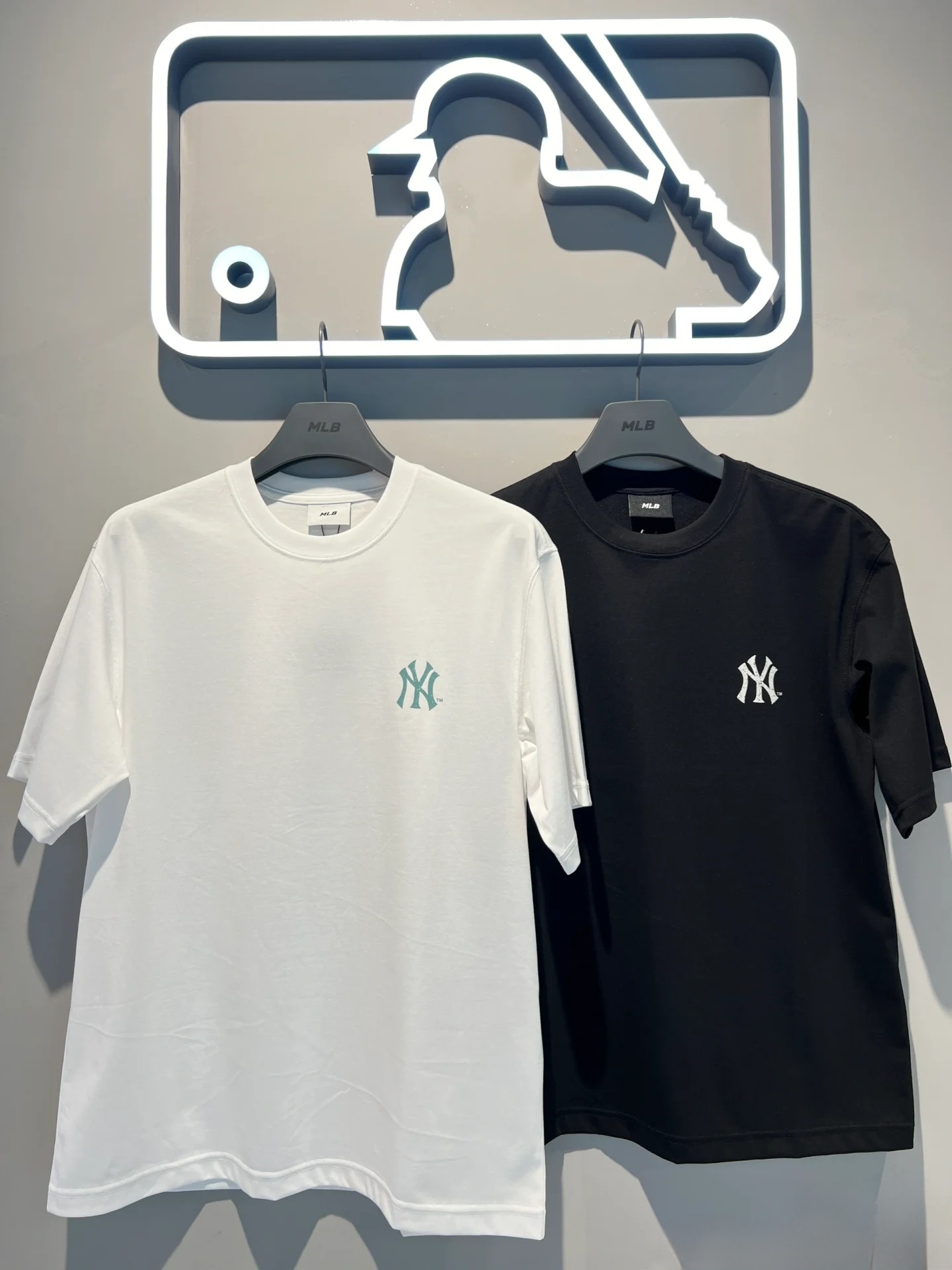 💰80专柜同款🆕🖤MLB / 洋基队 NY印花高品质限定纯棉夏款柜子新款印花短袖T恤上衣 280克全棉透气面料
ny洋基队情侣发烫印花T恤,定制宽松舒适,超爆经典款,经过高温水洗处理,
确保衣服不变形不缩水,外贸货 NY的短袖T恤身上极范儿!时髦的直很接的一款!
印花干净漂绣亮花花饱满超度好 夏季穿搭,一件舒适有颜的值卫衣!美貌减龄必的备单品!
精棉精梭料面啊 表面超致细顺滑 匀均细致柔软 穿着舒度适高
韩国潮牌MLB新款短袖,男女同款印花,上身超级好看!!!
轻松打造夏日潮酷感,上身轻松拿捏,分分钟成为出街的焦点,
颜色:白色、黑色
尺码 :M L XL XXL
尺码表 : 衣长 胸围 肩宽
M 70 102 48(90斤-125斤)
L 72 106 50(125斤-140斤) XL 74 110 52(140斤-165斤)
XXL 76 114 54(165斤-200斤)
(手工测量,误差1-2cm)