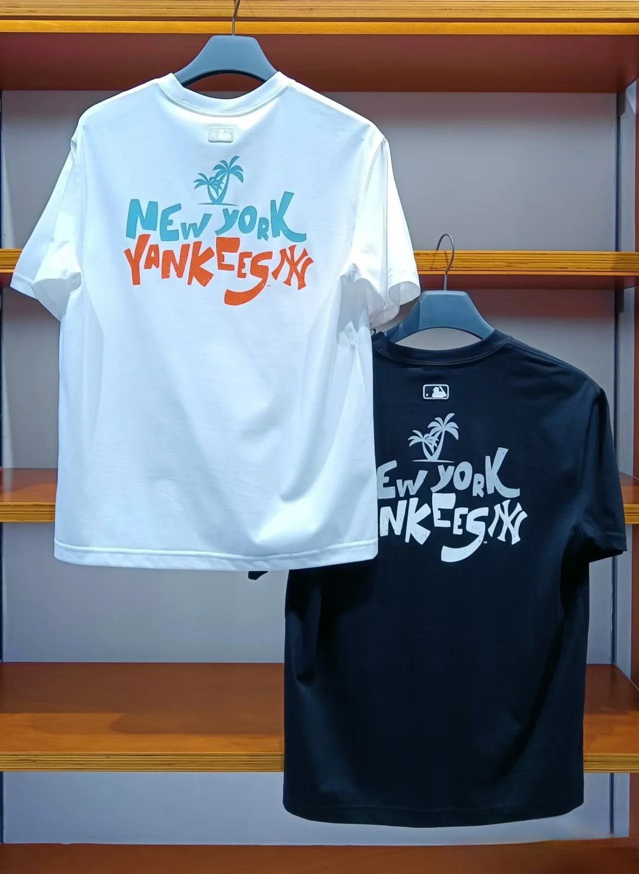 💰80专柜同款🆕🖤MLB / 洋基队 NY印花高品质限定纯棉夏款柜子新款印花短袖T恤上衣 280克全棉透气面料
ny洋基队情侣发烫印花T恤,定制宽松舒适,超爆经典款,经过高温水洗处理,
确保衣服不变形不缩水,外贸货 NY的短袖T恤身上极范儿!时髦的直很接的一款!
印花干净漂绣亮花花饱满超度好 夏季穿搭,一件舒适有颜的值卫衣!美貌减龄必的备单品!
精棉精梭料面啊 表面超致细顺滑 匀均细致柔软 穿着舒度适高
韩国潮牌MLB新款短袖,男女同款印花,上身超级好看!!!
轻松打造夏日潮酷感,上身轻松拿捏,分分钟成为出街的焦点,
颜色:白色、黑色
尺码 :M L XL XXL
尺码表 : 衣长 胸围 肩宽
M 70 102 48(90斤-125斤)
L 72 106 50(125斤-140斤) XL 74 110 52(140斤-165斤)
XXL 76 114 54(165斤-200斤)
(手工测量,误差1-2cm)