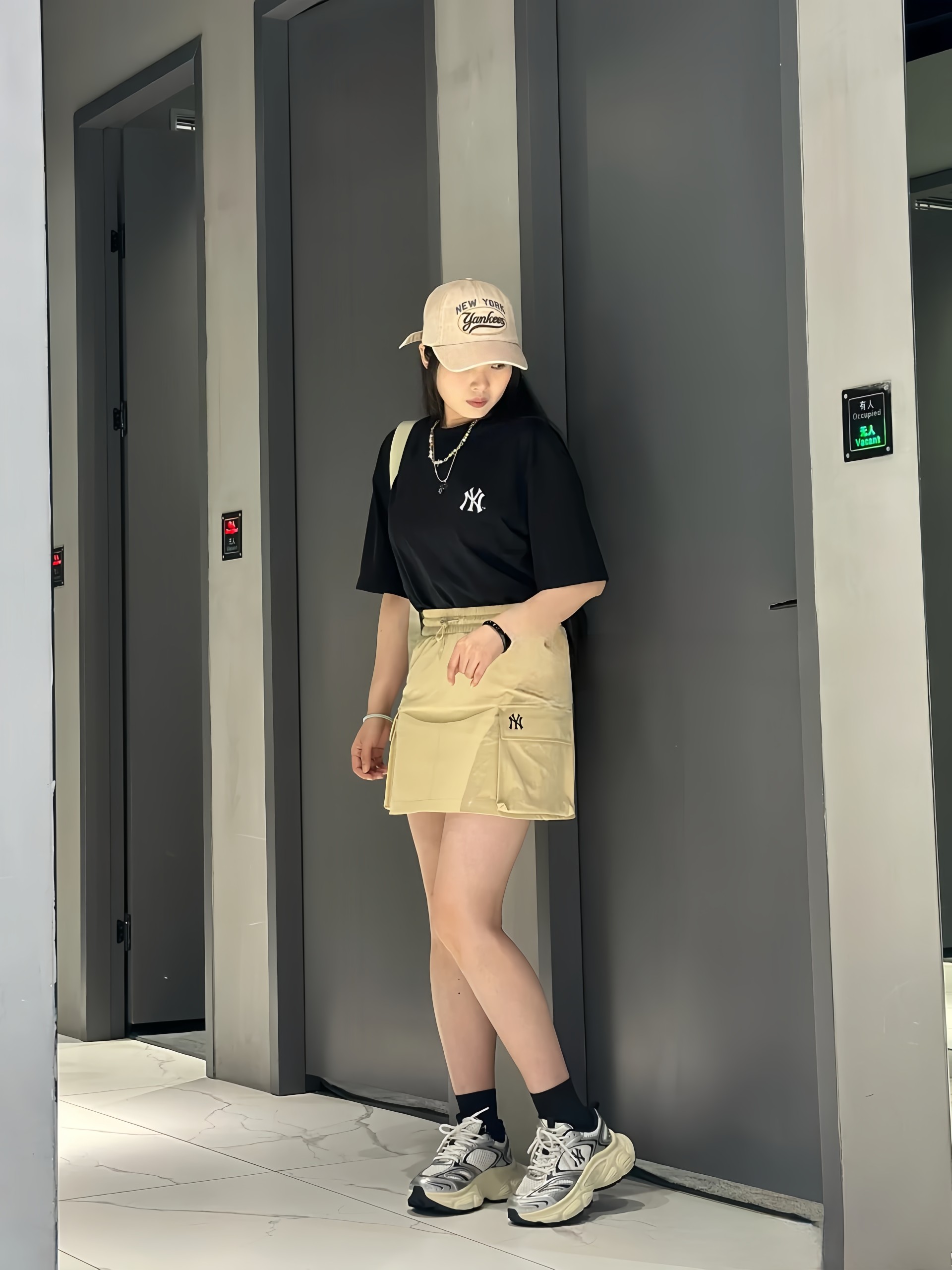💰80专柜同款🆕🖤MLB / 洋基队 NY印花高品质限定纯棉夏款柜子新款印花短袖T恤上衣 280克全棉透气面料
ny洋基队情侣发烫印花T恤,定制宽松舒适,超爆经典款,经过高温水洗处理,
确保衣服不变形不缩水,外贸货 NY的短袖T恤身上极范儿!时髦的直很接的一款!
印花干净漂绣亮花花饱满超度好 夏季穿搭,一件舒适有颜的值卫衣!美貌减龄必的备单品!
精棉精梭料面啊 表面超致细顺滑 匀均细致柔软 穿着舒度适高
韩国潮牌MLB新款短袖,男女同款印花,上身超级好看!!!
轻松打造夏日潮酷感,上身轻松拿捏,分分钟成为出街的焦点,
颜色:白色、黑色
尺码 :M L XL XXL
尺码表 : 衣长 胸围 肩宽
M 70 102 48(90斤-125斤)
L 72 106 50(125斤-140斤) XL 74 110 52(140斤-165斤)
XXL 76 114 54(165斤-200斤)
(手工测量,误差1-2cm)