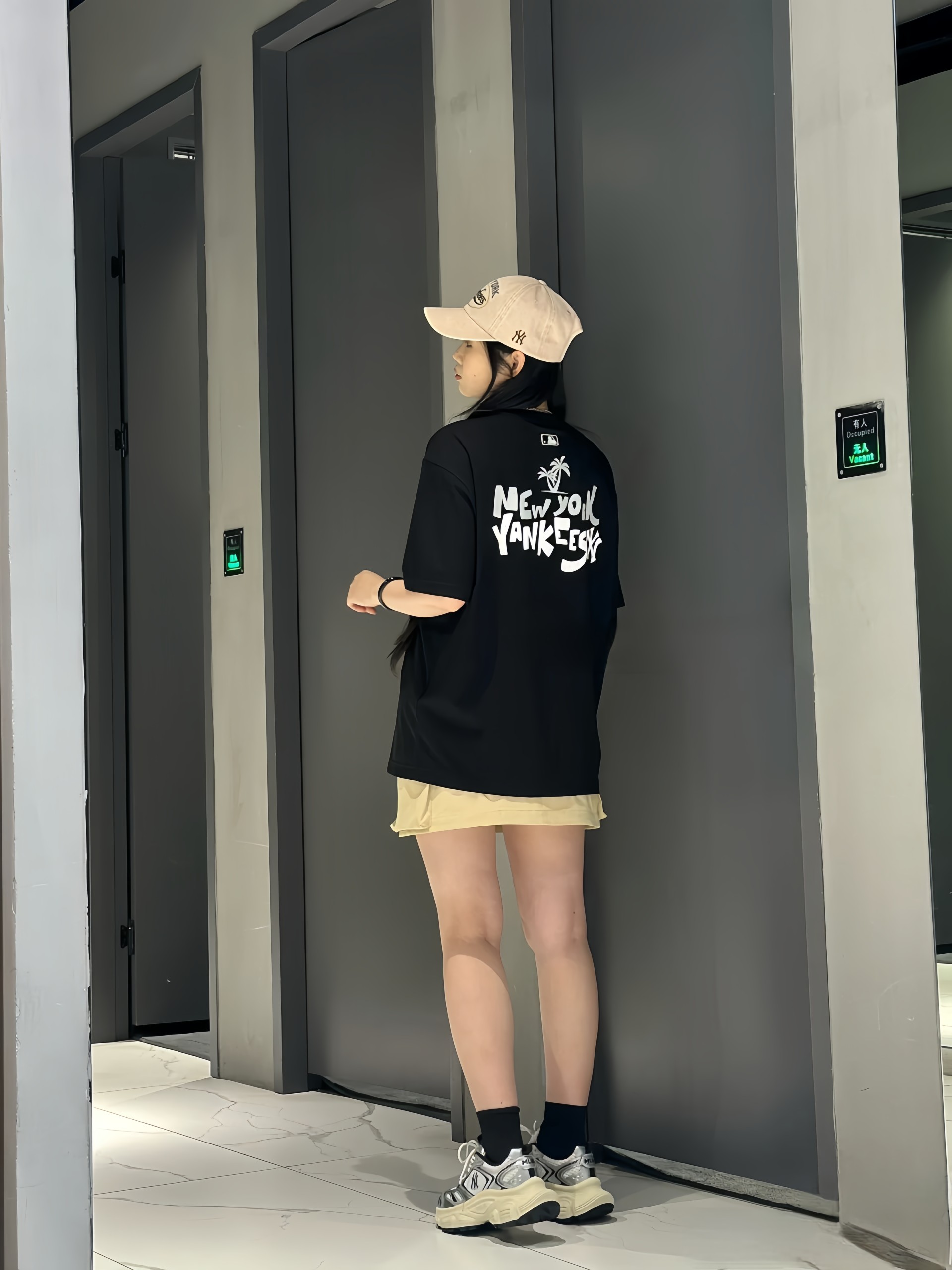💰80专柜同款🆕🖤MLB / 洋基队 NY印花高品质限定纯棉夏款柜子新款印花短袖T恤上衣 280克全棉透气面料
ny洋基队情侣发烫印花T恤,定制宽松舒适,超爆经典款,经过高温水洗处理,
确保衣服不变形不缩水,外贸货 NY的短袖T恤身上极范儿!时髦的直很接的一款!
印花干净漂绣亮花花饱满超度好 夏季穿搭,一件舒适有颜的值卫衣!美貌减龄必的备单品!
精棉精梭料面啊 表面超致细顺滑 匀均细致柔软 穿着舒度适高
韩国潮牌MLB新款短袖,男女同款印花,上身超级好看!!!
轻松打造夏日潮酷感,上身轻松拿捏,分分钟成为出街的焦点,
颜色:白色、黑色
尺码 :M L XL XXL
尺码表 : 衣长 胸围 肩宽
M 70 102 48(90斤-125斤)
L 72 106 50(125斤-140斤) XL 74 110 52(140斤-165斤)
XXL 76 114 54(165斤-200斤)
(手工测量,误差1-2cm)