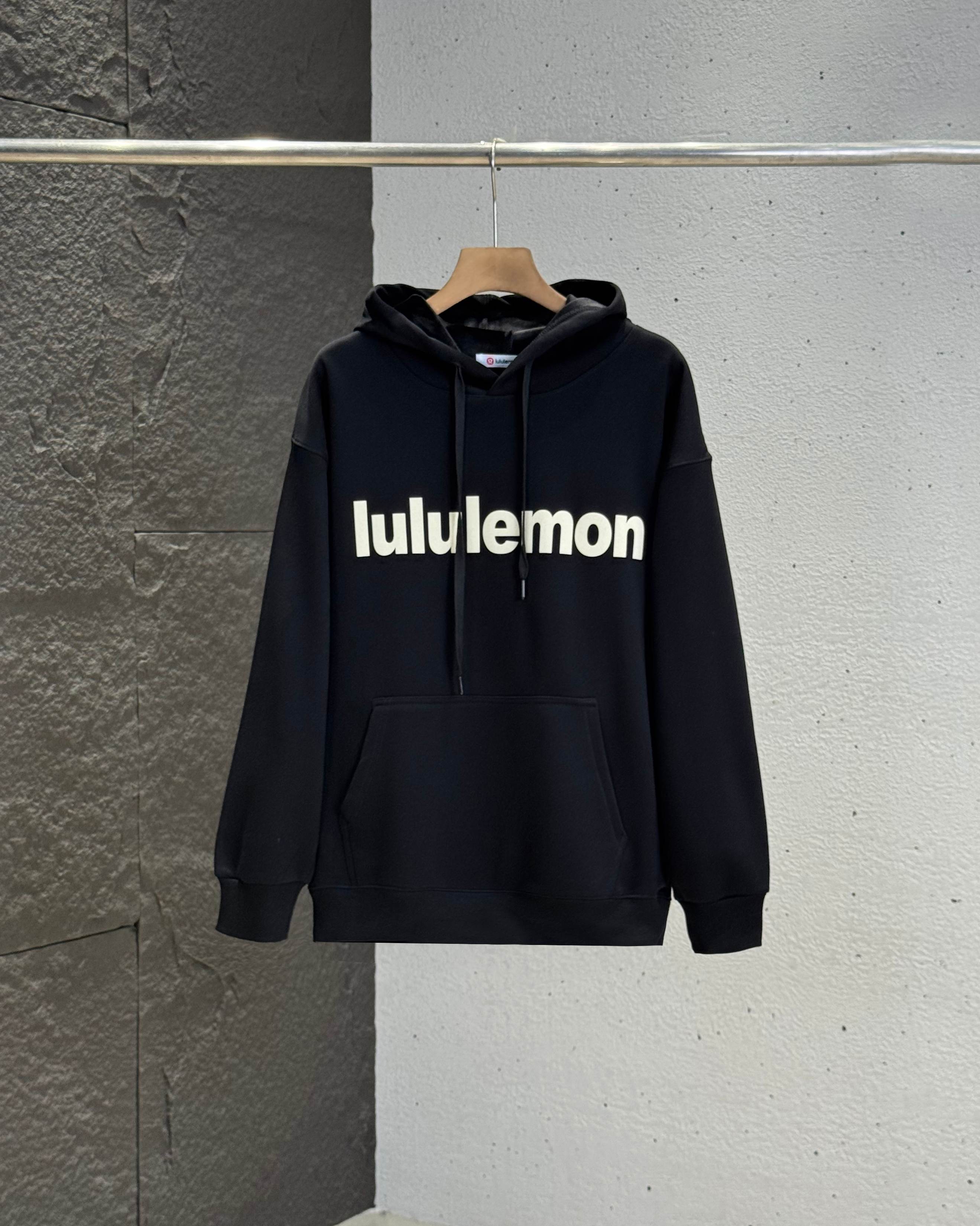 💰115
lululemon/露露立体植绒 连帽加绒卫衣 情侣连帽休闲卫衣!
最炫的露露卫衣 !冬季作为打底,春秋单穿都是不错的,上身非常显瘦大气
下摆和袖口采用客供螺纹设计 十分吸睛!
这次的logo也十分惹眼立体植绒logo 露露标也更加有活力!
面料细腻,垂感十足,非常有质感 上身舒适!!
非常适合秋冬的时候穿哈 大家抓紧下手!!
露露秋季主打款!!小工厂压根做不出来的 舒适感相当的好!!配置了高克重翻绒面料面料,份量感十足,高密度的面料肌里感清晰可见,柔软舒适是基本,透气度和保暖度兼并才是惊喜!不会闷热也能够防风。卫衣布真正的成本投入,让你看得见,上身感受得到的舒适体验哦!!整体的触感极为舒适,亲肤效果也是极佳。OV版型方面也是完美穿搭效果,完美的符合各种穿搭场合的所需。极为非凡,档次与魅力更是极为的出色亮眼,更能够彰显品牌规格与你对于时尚的追求!!
能遇到这样美好的款就抓紧收了吧,独家现货,独家资源馈赠,超级推荐!好物无需多言,错过便是遗憾,期待各位粉丝的完美演绎!
--------------尺码表--------------
尺码:M L XL XXL
颜色:花灰色 藏青 黑色
尺码表 : 衣长 胸围 肩宽 袖长
M 68 110 50 56
L 70 114 51 57
XL 72 118 52 58
XXL 74 132 53 59
(手工测量,误差1-2cm)
尺码建议
M 95~125斤
L 125~145斤
XL 145~170斤
XXL 170~200斤 (仅供参考)
温馨提示:尺码均为手工测量有1-2CM左右误差属于正常。