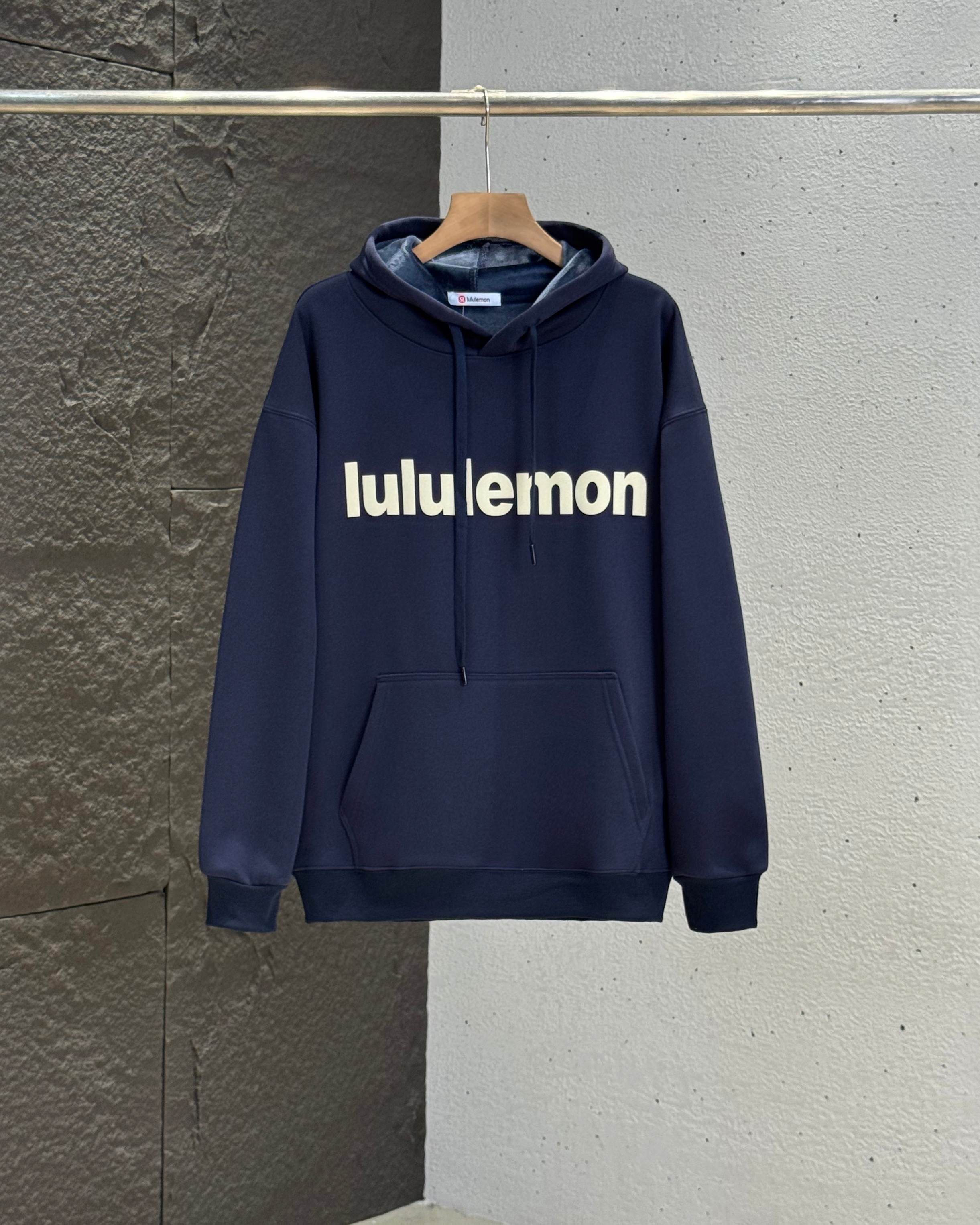 💰115
lululemon/露露立体植绒 连帽加绒卫衣 情侣连帽休闲卫衣!
最炫的露露卫衣 !冬季作为打底,春秋单穿都是不错的,上身非常显瘦大气
下摆和袖口采用客供螺纹设计 十分吸睛!
这次的logo也十分惹眼立体植绒logo 露露标也更加有活力!
面料细腻,垂感十足,非常有质感 上身舒适!!
非常适合秋冬的时候穿哈 大家抓紧下手!!
露露秋季主打款!!小工厂压根做不出来的 舒适感相当的好!!配置了高克重翻绒面料面料,份量感十足,高密度的面料肌里感清晰可见,柔软舒适是基本,透气度和保暖度兼并才是惊喜!不会闷热也能够防风。卫衣布真正的成本投入,让你看得见,上身感受得到的舒适体验哦!!整体的触感极为舒适,亲肤效果也是极佳。OV版型方面也是完美穿搭效果,完美的符合各种穿搭场合的所需。极为非凡,档次与魅力更是极为的出色亮眼,更能够彰显品牌规格与你对于时尚的追求!!
能遇到这样美好的款就抓紧收了吧,独家现货,独家资源馈赠,超级推荐!好物无需多言,错过便是遗憾,期待各位粉丝的完美演绎!
--------------尺码表--------------
尺码:M L XL XXL
颜色:花灰色 藏青 黑色
尺码表 : 衣长 胸围 肩宽 袖长
M 68 110 50 56
L 70 114 51 57
XL 72 118 52 58
XXL 74 132 53 59
(手工测量,误差1-2cm)
尺码建议
M 95~125斤
L 125~145斤
XL 145~170斤
XXL 170~200斤 (仅供参考)
温馨提示:尺码均为手工测量有1-2CM左右误差属于正常。