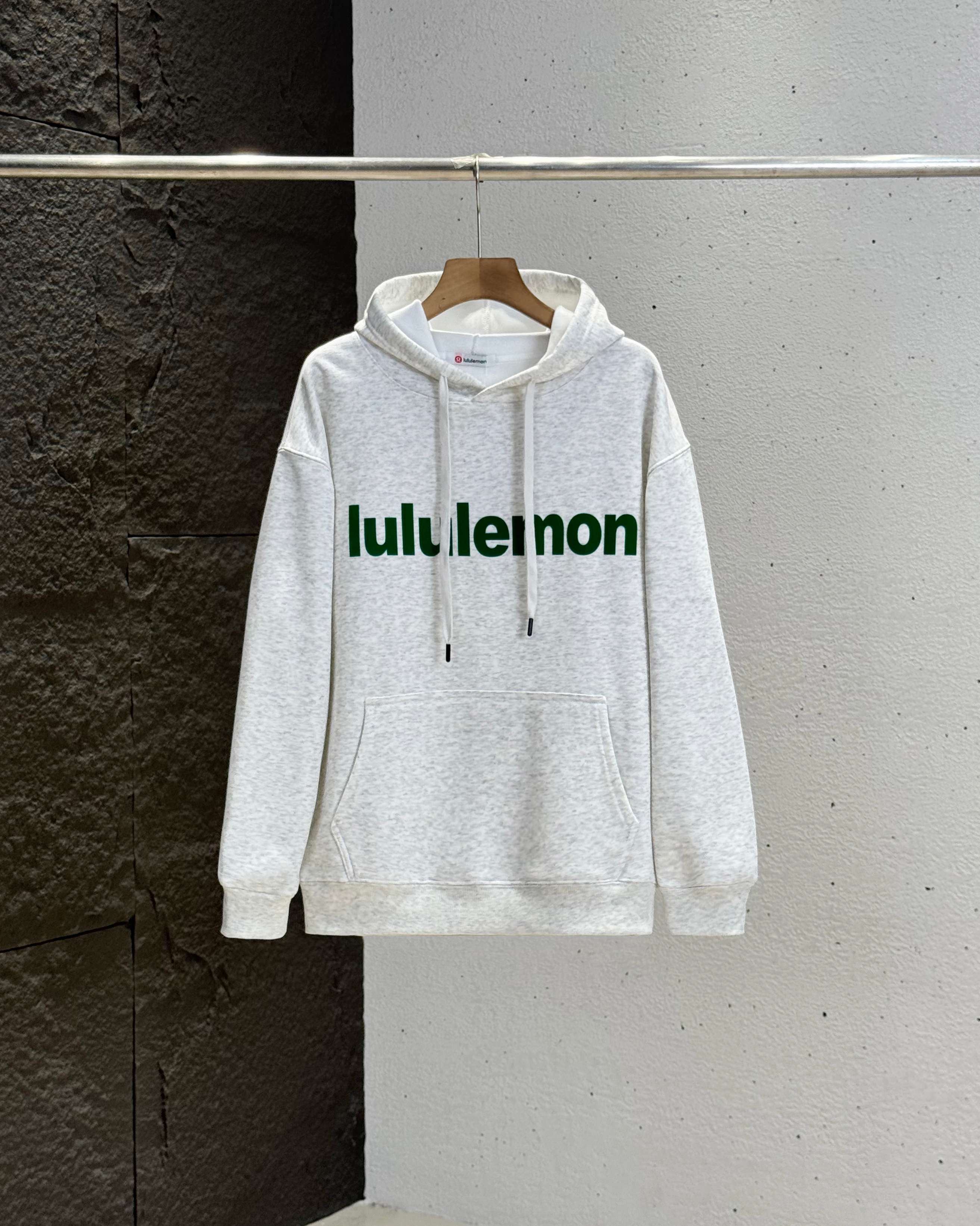 💰115
lululemon/露露立体植绒 连帽加绒卫衣 情侣连帽休闲卫衣!
最炫的露露卫衣 !冬季作为打底,春秋单穿都是不错的,上身非常显瘦大气
下摆和袖口采用客供螺纹设计 十分吸睛!
这次的logo也十分惹眼立体植绒logo 露露标也更加有活力!
面料细腻,垂感十足,非常有质感 上身舒适!!
非常适合秋冬的时候穿哈 大家抓紧下手!!
露露秋季主打款!!小工厂压根做不出来的 舒适感相当的好!!配置了高克重翻绒面料面料,份量感十足,高密度的面料肌里感清晰可见,柔软舒适是基本,透气度和保暖度兼并才是惊喜!不会闷热也能够防风。卫衣布真正的成本投入,让你看得见,上身感受得到的舒适体验哦!!整体的触感极为舒适,亲肤效果也是极佳。OV版型方面也是完美穿搭效果,完美的符合各种穿搭场合的所需。极为非凡,档次与魅力更是极为的出色亮眼,更能够彰显品牌规格与你对于时尚的追求!!
能遇到这样美好的款就抓紧收了吧,独家现货,独家资源馈赠,超级推荐!好物无需多言,错过便是遗憾,期待各位粉丝的完美演绎!
--------------尺码表--------------
尺码:M L XL XXL
颜色:花灰色 藏青 黑色
尺码表 : 衣长 胸围 肩宽 袖长
M 68 110 50 56
L 70 114 51 57
XL 72 118 52 58
XXL 74 132 53 59
(手工测量,误差1-2cm)
尺码建议
M 95~125斤
L 125~145斤
XL 145~170斤
XXL 170~200斤 (仅供参考)
温馨提示:尺码均为手工测量有1-2CM左右误差属于正常。