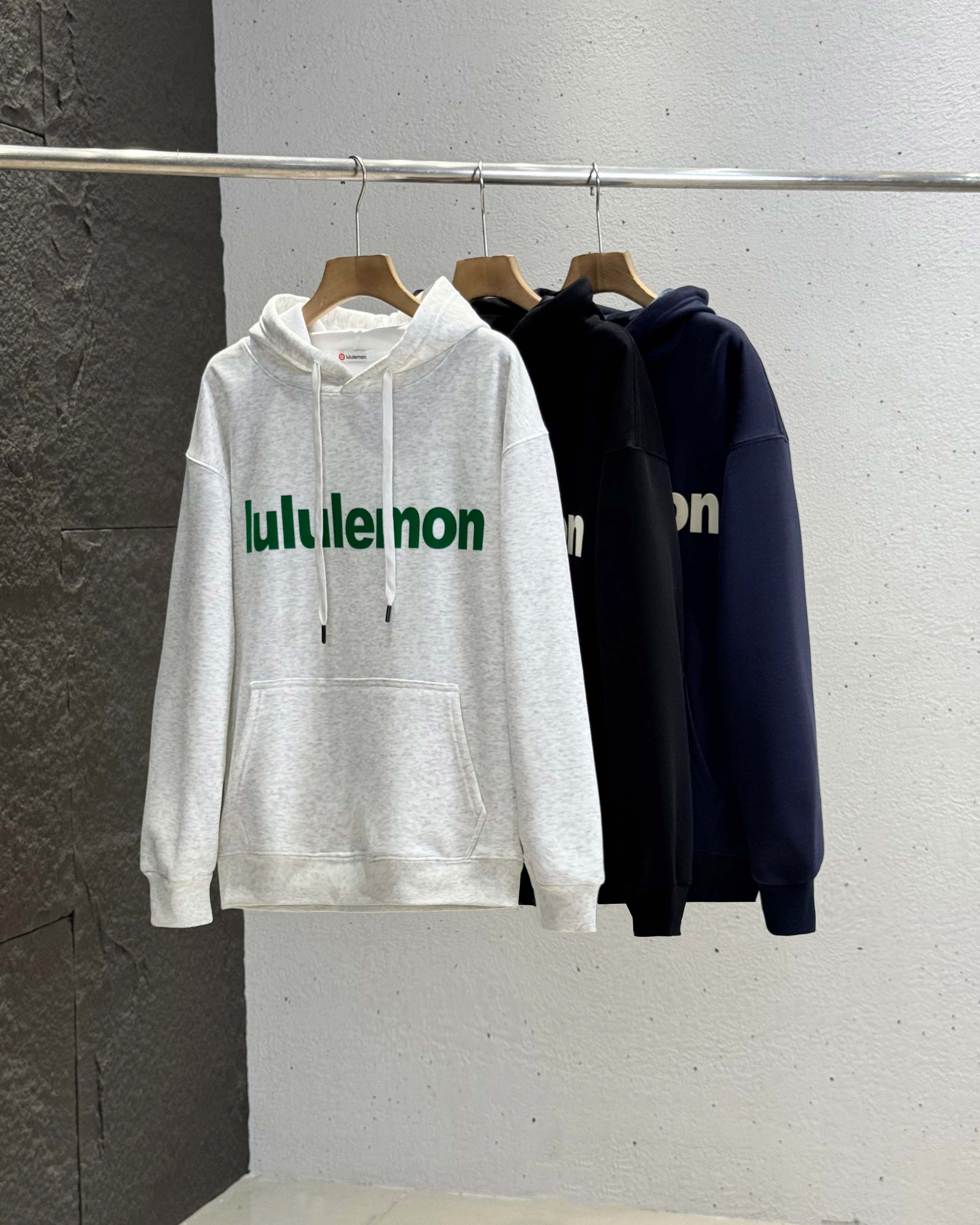 💰115
lululemon/露露立体植绒 连帽加绒卫衣 情侣连帽休闲卫衣!
最炫的露露卫衣 !冬季作为打底,春秋单穿都是不错的,上身非常显瘦大气
下摆和袖口采用客供螺纹设计 十分吸睛!
这次的logo也十分惹眼立体植绒logo 露露标也更加有活力!
面料细腻,垂感十足,非常有质感 上身舒适!!
非常适合秋冬的时候穿哈 大家抓紧下手!!
露露秋季主打款!!小工厂压根做不出来的 舒适感相当的好!!配置了高克重翻绒面料面料,份量感十足,高密度的面料肌里感清晰可见,柔软舒适是基本,透气度和保暖度兼并才是惊喜!不会闷热也能够防风。卫衣布真正的成本投入,让你看得见,上身感受得到的舒适体验哦!!整体的触感极为舒适,亲肤效果也是极佳。OV版型方面也是完美穿搭效果,完美的符合各种穿搭场合的所需。极为非凡,档次与魅力更是极为的出色亮眼,更能够彰显品牌规格与你对于时尚的追求!!
能遇到这样美好的款就抓紧收了吧,独家现货,独家资源馈赠,超级推荐!好物无需多言,错过便是遗憾,期待各位粉丝的完美演绎!
--------------尺码表--------------
尺码:M L XL XXL
颜色:花灰色 藏青 黑色
尺码表 : 衣长 胸围 肩宽 袖长
M 68 110 50 56
L 70 114 51 57
XL 72 118 52 58
XXL 74 132 53 59
(手工测量,误差1-2cm)
尺码建议
M 95~125斤
L 125~145斤
XL 145~170斤
XXL 170~200斤 (仅供参考)
温馨提示:尺码均为手工测量有1-2CM左右误差属于正常。