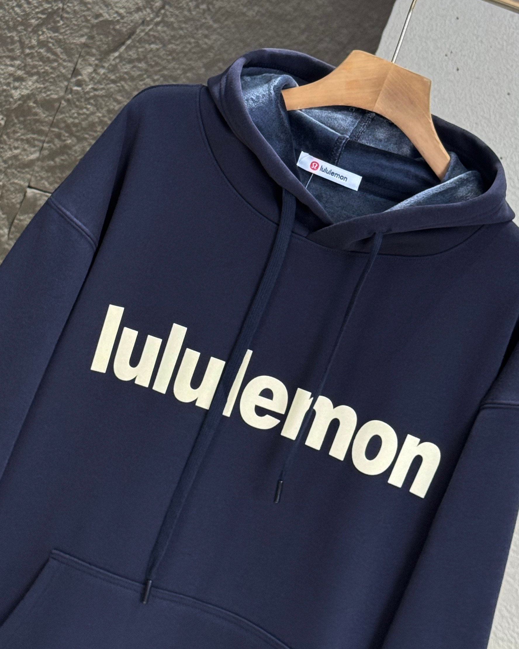 💰115
lululemon/露露立体植绒 连帽加绒卫衣 情侣连帽休闲卫衣!
最炫的露露卫衣 !冬季作为打底,春秋单穿都是不错的,上身非常显瘦大气
下摆和袖口采用客供螺纹设计 十分吸睛!
这次的logo也十分惹眼立体植绒logo 露露标也更加有活力!
面料细腻,垂感十足,非常有质感 上身舒适!!
非常适合秋冬的时候穿哈 大家抓紧下手!!
露露秋季主打款!!小工厂压根做不出来的 舒适感相当的好!!配置了高克重翻绒面料面料,份量感十足,高密度的面料肌里感清晰可见,柔软舒适是基本,透气度和保暖度兼并才是惊喜!不会闷热也能够防风。卫衣布真正的成本投入,让你看得见,上身感受得到的舒适体验哦!!整体的触感极为舒适,亲肤效果也是极佳。OV版型方面也是完美穿搭效果,完美的符合各种穿搭场合的所需。极为非凡,档次与魅力更是极为的出色亮眼,更能够彰显品牌规格与你对于时尚的追求!!
能遇到这样美好的款就抓紧收了吧,独家现货,独家资源馈赠,超级推荐!好物无需多言,错过便是遗憾,期待各位粉丝的完美演绎!
--------------尺码表--------------
尺码:M L XL XXL
颜色:花灰色 藏青 黑色
尺码表 : 衣长 胸围 肩宽 袖长
M 68 110 50 56
L 70 114 51 57
XL 72 118 52 58
XXL 74 132 53 59
(手工测量,误差1-2cm)
尺码建议
M 95~125斤
L 125~145斤
XL 145~170斤
XXL 170~200斤 (仅供参考)
温馨提示:尺码均为手工测量有1-2CM左右误差属于正常。