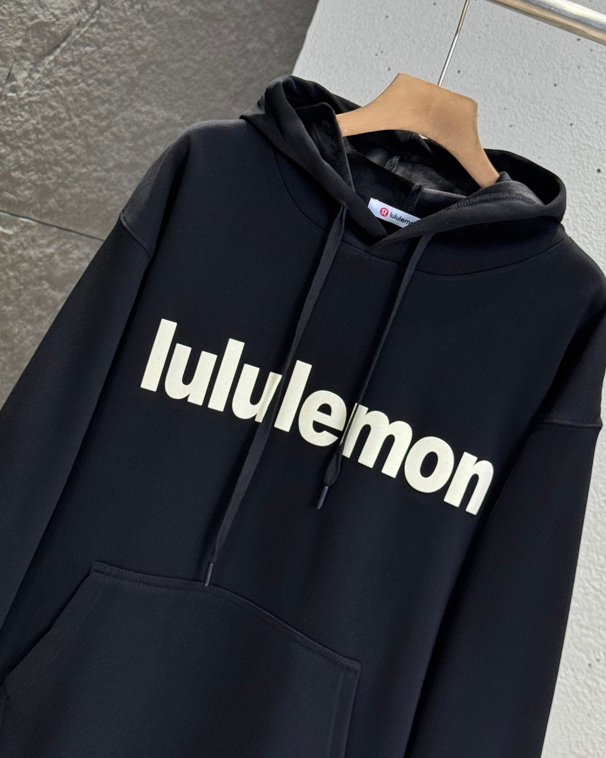 💰115
lululemon/露露立体植绒 连帽加绒卫衣 情侣连帽休闲卫衣!
最炫的露露卫衣 !冬季作为打底,春秋单穿都是不错的,上身非常显瘦大气
下摆和袖口采用客供螺纹设计 十分吸睛!
这次的logo也十分惹眼立体植绒logo 露露标也更加有活力!
面料细腻,垂感十足,非常有质感 上身舒适!!
非常适合秋冬的时候穿哈 大家抓紧下手!!
露露秋季主打款!!小工厂压根做不出来的 舒适感相当的好!!配置了高克重翻绒面料面料,份量感十足,高密度的面料肌里感清晰可见,柔软舒适是基本,透气度和保暖度兼并才是惊喜!不会闷热也能够防风。卫衣布真正的成本投入,让你看得见,上身感受得到的舒适体验哦!!整体的触感极为舒适,亲肤效果也是极佳。OV版型方面也是完美穿搭效果,完美的符合各种穿搭场合的所需。极为非凡,档次与魅力更是极为的出色亮眼,更能够彰显品牌规格与你对于时尚的追求!!
能遇到这样美好的款就抓紧收了吧,独家现货,独家资源馈赠,超级推荐!好物无需多言,错过便是遗憾,期待各位粉丝的完美演绎!
--------------尺码表--------------
尺码:M L XL XXL
颜色:花灰色 藏青 黑色
尺码表 : 衣长 胸围 肩宽 袖长
M 68 110 50 56
L 70 114 51 57
XL 72 118 52 58
XXL 74 132 53 59
(手工测量,误差1-2cm)
尺码建议
M 95~125斤
L 125~145斤
XL 145~170斤
XXL 170~200斤 (仅供参考)
温馨提示:尺码均为手工测量有1-2CM左右误差属于正常。