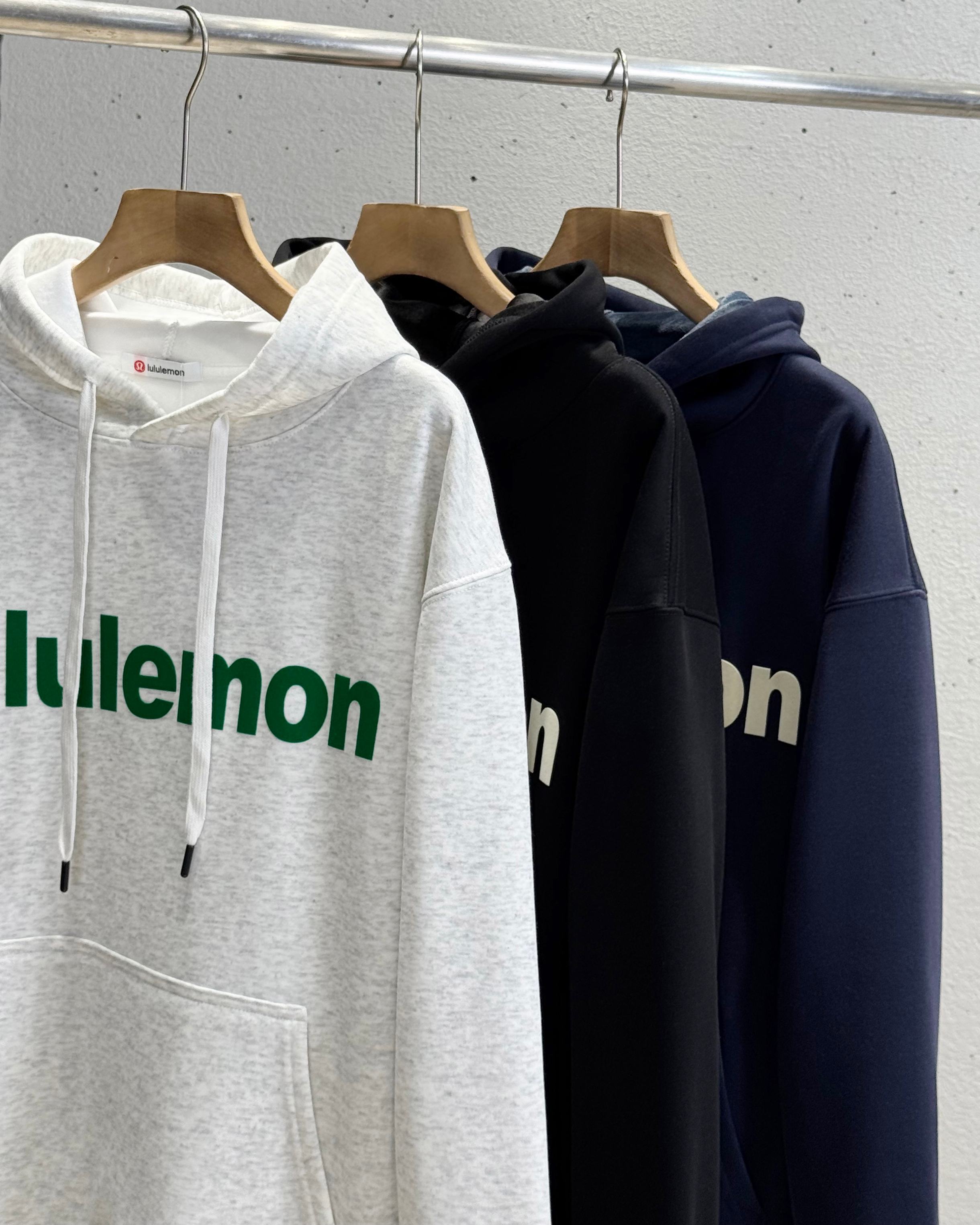 💰115
lululemon/露露立体植绒 连帽加绒卫衣 情侣连帽休闲卫衣!
最炫的露露卫衣 !冬季作为打底,春秋单穿都是不错的,上身非常显瘦大气
下摆和袖口采用客供螺纹设计 十分吸睛!
这次的logo也十分惹眼立体植绒logo 露露标也更加有活力!
面料细腻,垂感十足,非常有质感 上身舒适!!
非常适合秋冬的时候穿哈 大家抓紧下手!!
露露秋季主打款!!小工厂压根做不出来的 舒适感相当的好!!配置了高克重翻绒面料面料,份量感十足,高密度的面料肌里感清晰可见,柔软舒适是基本,透气度和保暖度兼并才是惊喜!不会闷热也能够防风。卫衣布真正的成本投入,让你看得见,上身感受得到的舒适体验哦!!整体的触感极为舒适,亲肤效果也是极佳。OV版型方面也是完美穿搭效果,完美的符合各种穿搭场合的所需。极为非凡,档次与魅力更是极为的出色亮眼,更能够彰显品牌规格与你对于时尚的追求!!
能遇到这样美好的款就抓紧收了吧,独家现货,独家资源馈赠,超级推荐!好物无需多言,错过便是遗憾,期待各位粉丝的完美演绎!
--------------尺码表--------------
尺码:M L XL XXL
颜色:花灰色 藏青 黑色
尺码表 : 衣长 胸围 肩宽 袖长
M 68 110 50 56
L 70 114 51 57
XL 72 118 52 58
XXL 74 132 53 59
(手工测量,误差1-2cm)
尺码建议
M 95~125斤
L 125~145斤
XL 145~170斤
XXL 170~200斤 (仅供参考)
温馨提示:尺码均为手工测量有1-2CM左右误差属于正常。