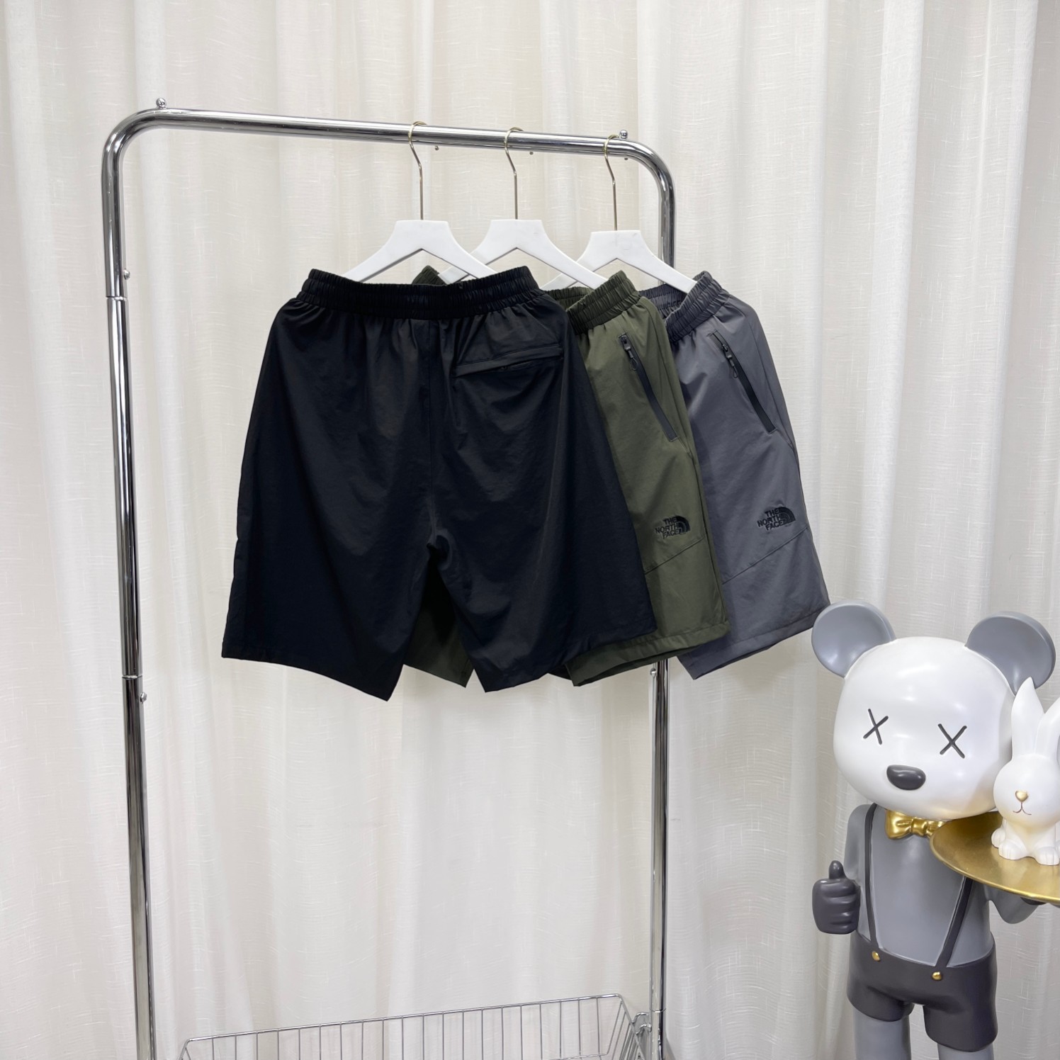 “Self-Cooled Couple Shorts: Comfortable and Stylish Sports Wear for All” - 图片 2