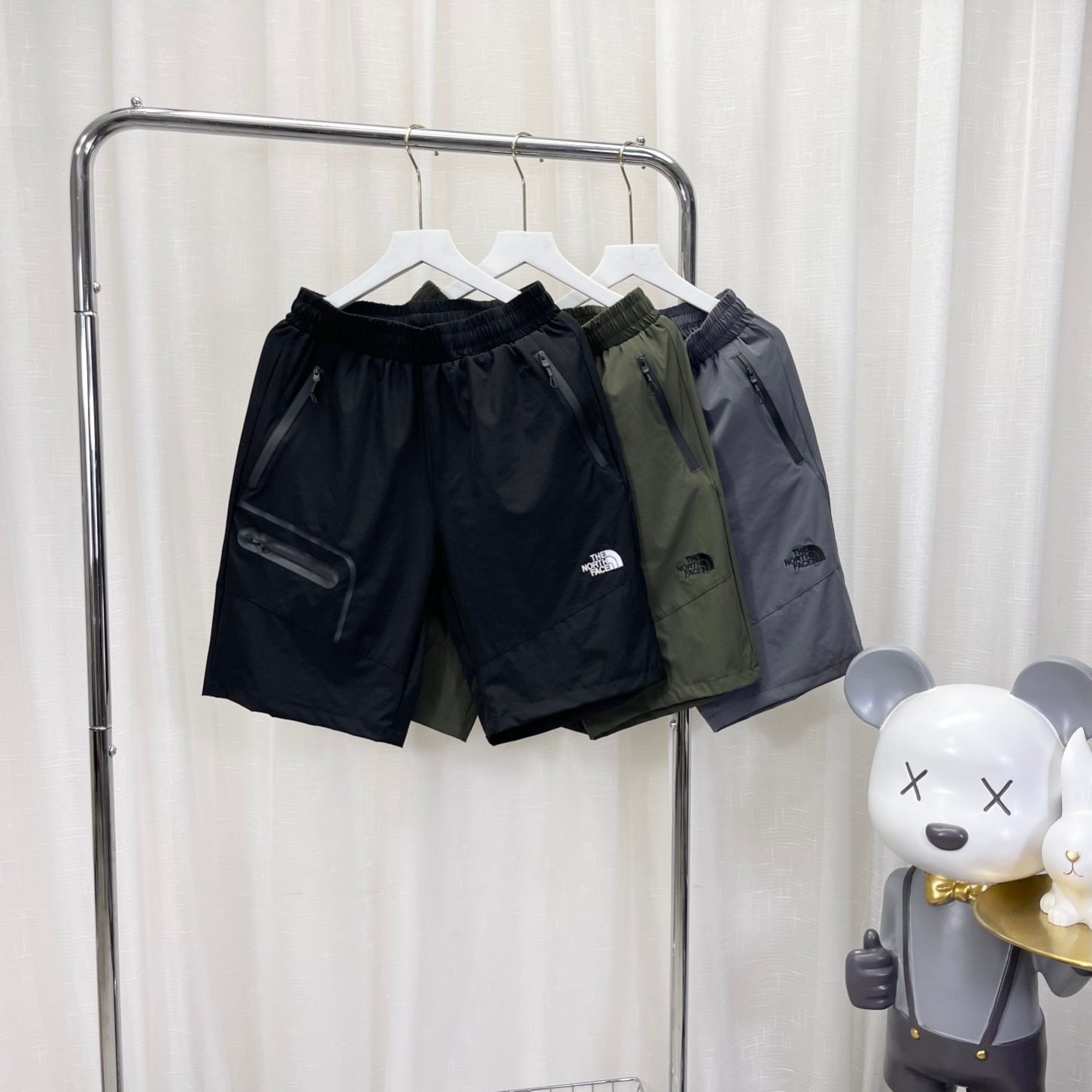 “Self-Cooled Couple Shorts: Comfortable and Stylish Sports Wear for All” - 图片 1