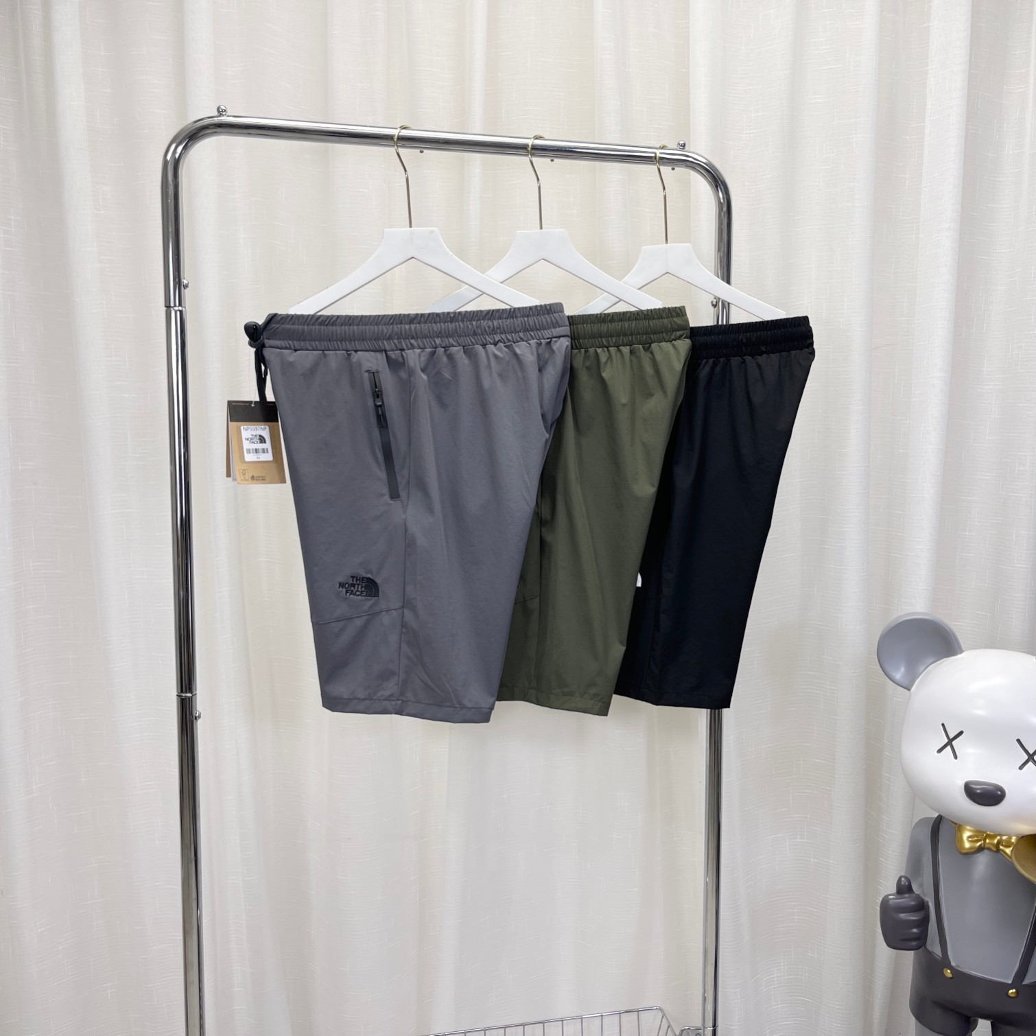 “Self-Cooled Couple Shorts: Comfortable and Stylish Sports Wear for All” - 图片 4