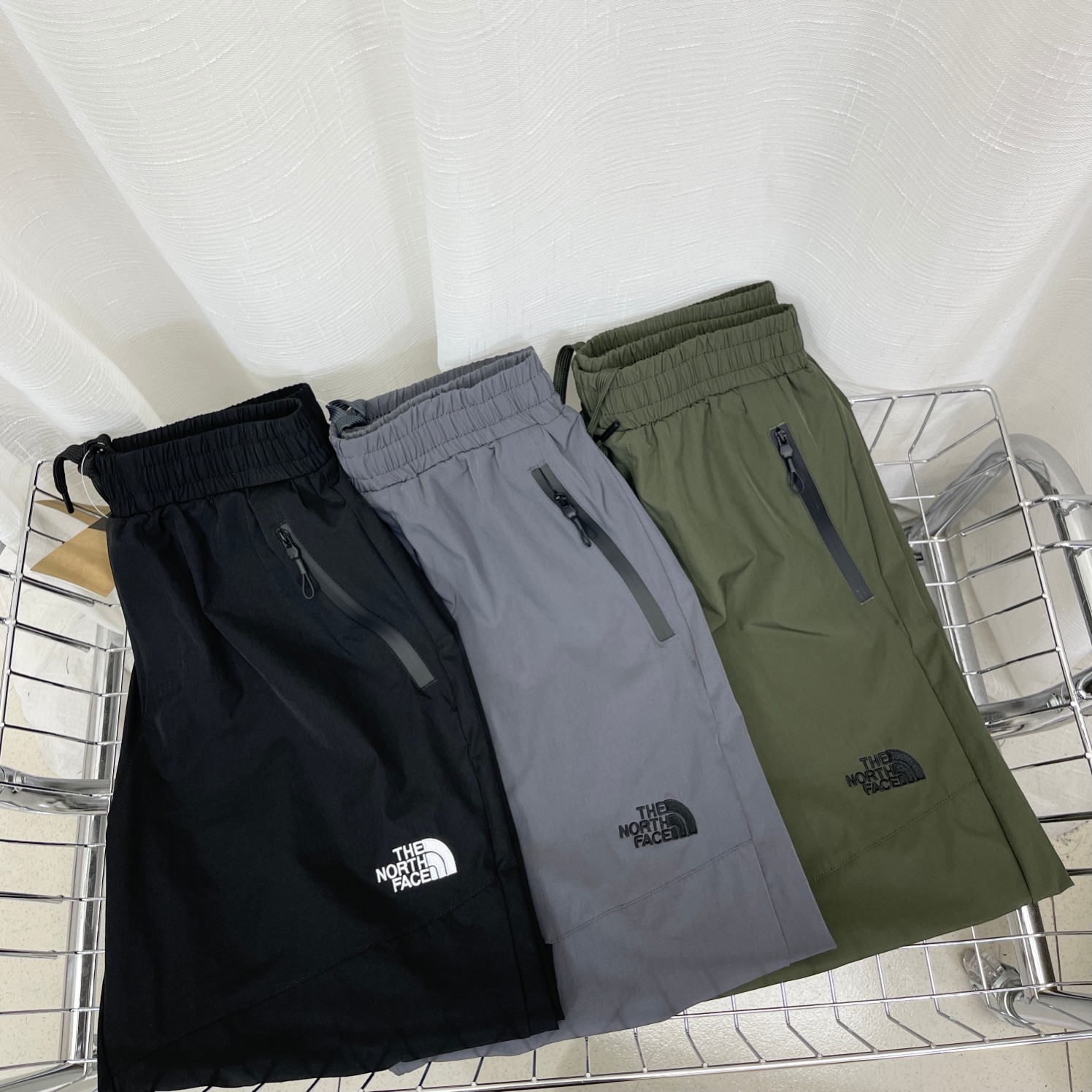 “Self-Cooled Couple Shorts: Comfortable and Stylish Sports Wear for All” - 图片 5