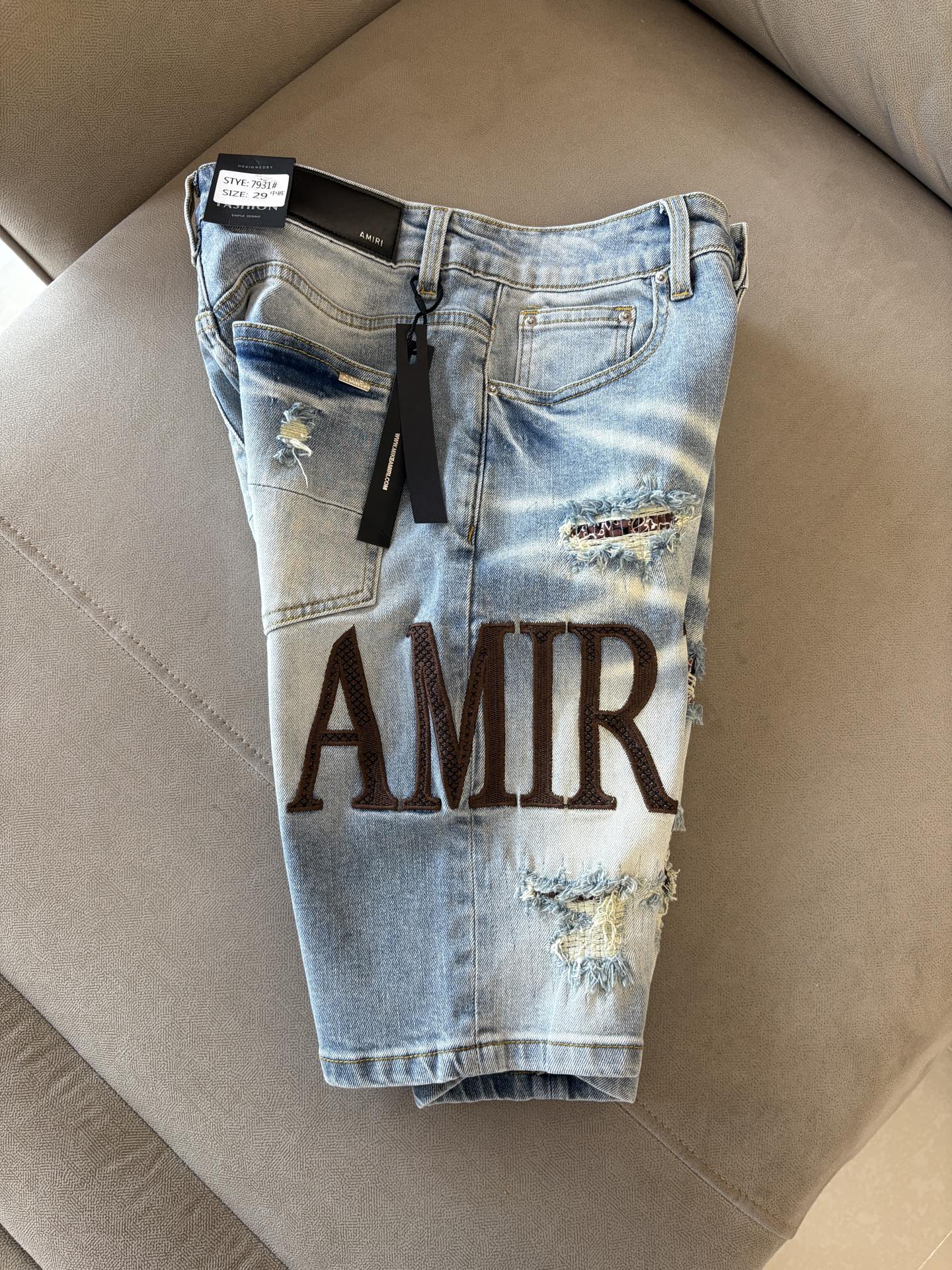 NO:411165,AMI official website counter is available at the same time, original singles are ruthless, super stylish jeans, customized original washing denim fabric, unique design, top-grade embroidery craft letter pattern logo, original hardware and auxiliary decoration, extremely superior jeans, the materials and craftsmanship are extremely luxurious and exquisite, extremely high-end, handsome and stylish, recommended, digits 29-36, not 35 001,, jeans, alexander wang19860909AMI官网专柜同步有售,原单狠货,超级有范儿的一款牛仔裤,定制原版水洗牛仔面料,独特设计,顶级刺绣工艺字母图案logo,原版五金辅料装饰,极为翘楚的一款牛仔裤,用料与工艺都极致奢华精湛,档次极高,上身帅气有型,推荐,码数29-36没35 001,,jeans,alexander wang,Men's clothing