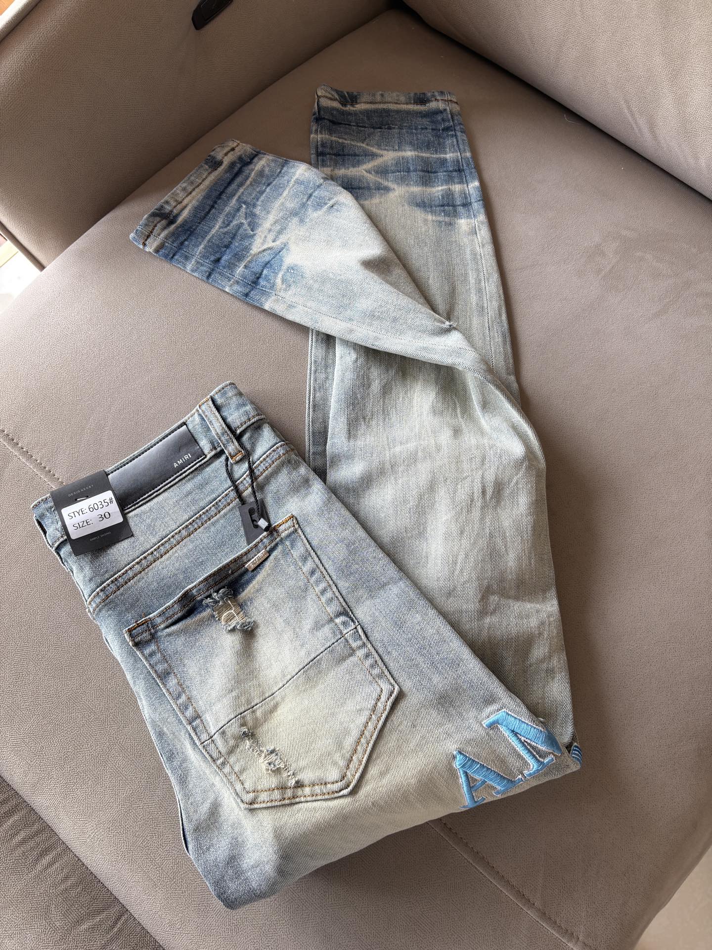 NO:411172,AMI official website counter is available at the same time, original singles are ruthless, super stylish jeans, customized original washing denim fabric, unique design, top-grade embroidery craft letter pattern logo, original hardware and auxiliary decoration, extremely superior jeans, the materials and craftsmanship are extremely luxurious and exquisite, extremely high-end, handsome and stylish, recommended, 001 yards 29-36 without 35; 001, , jeans, alexander wang19860909AMI官网专柜同步有售,原单狠货,超级有范儿的一款牛仔裤,定制原版水洗牛仔面料,独特设计,顶级刺绣工艺字母图案logo,原版五金辅料装饰,极为翘楚的一款牛仔裤,用料与工艺都极致奢华精湛,档次极高,上身帅气有型,推荐,001码数29-36没35；001,,jeans,alexander wang,Men's clothing