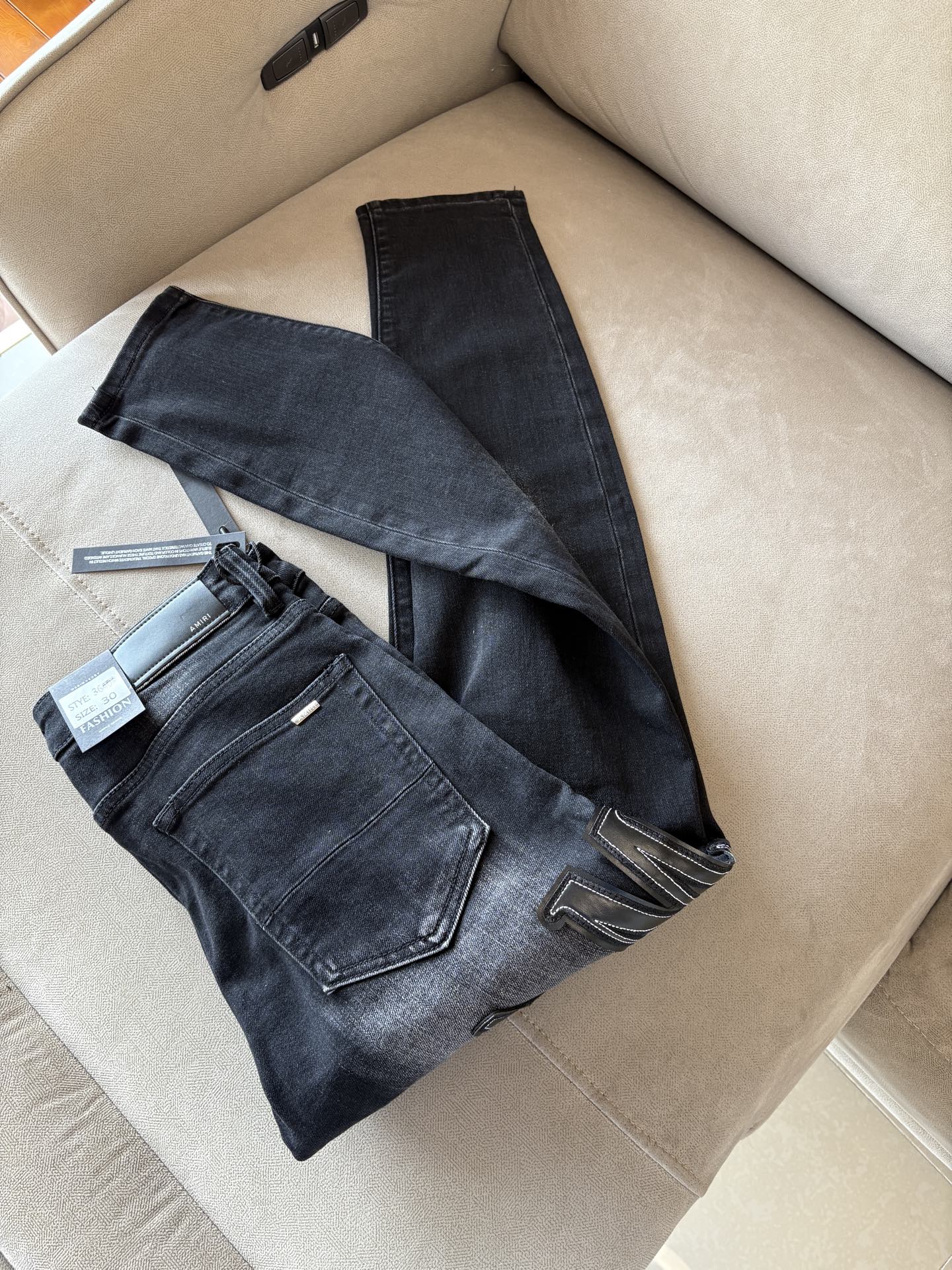 NO:411179,AMI official website counter is available at the same time, original singles are ruthless, super stylish jeans, customized original washing denim fabric, unique design, top-grade embroidery craft letter pattern logo, original hardware and auxiliary decoration, extremely superior jeans, the materials and craftsmanship are extremely luxurious and exquisite, extremely high-end, handsome and stylish, recommended, 001 yards 29-36; 001, , jeans, alexander wang19860909AMI官网专柜同步有售,原单狠货,超级有范儿的一款牛仔裤,定制原版水洗牛仔面料,独特设计,顶级刺绣工艺字母图案logo,原版五金辅料装饰,极为翘楚的一款牛仔裤,用料与工艺都极致奢华精湛,档次极高,上身帅气有型,推荐,001码数29-36；001,,jeans,alexander wang,Men's clothing