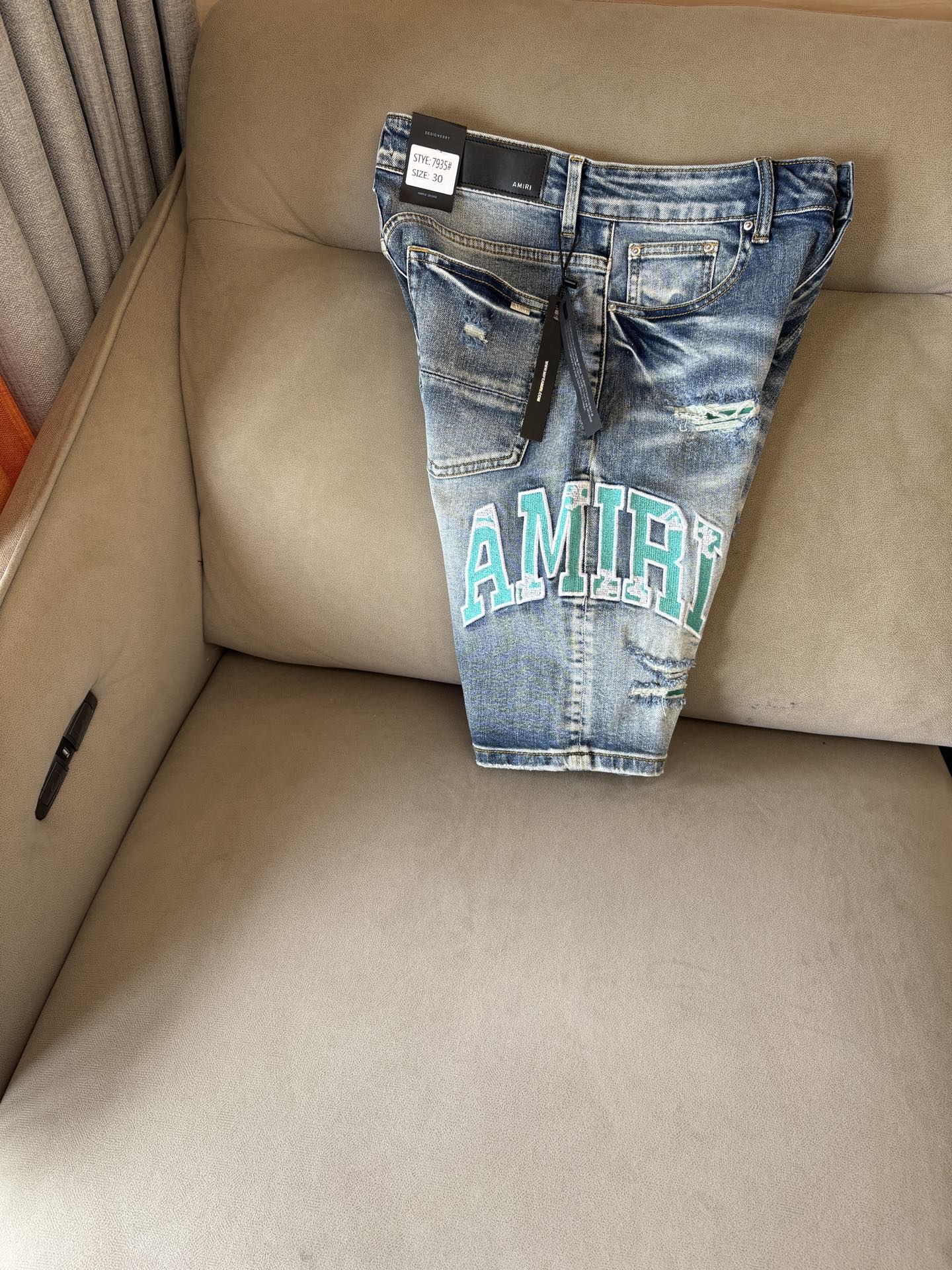 NO:411185,AMI official website counter is available at the same time, original singles are ruthless, super stylish jeans, customized original washing denim fabric, unique design, top-grade embroidery craft letter pattern logo, original hardware and auxiliary decoration, extremely superior jeans, the materials and craftsmanship are extremely luxurious and exquisite, extremely high-end, handsome and stylish, recommended, digits 29-36, not 35 001,, jeans, alexander wang19860909AMI官网专柜同步有售,原单狠货,超级有范儿的一款牛仔裤,定制原版水洗牛仔面料,独特设计,顶级刺绣工艺字母图案logo,原版五金辅料装饰,极为翘楚的一款牛仔裤,用料与工艺都极致奢华精湛,档次极高,上身帅气有型,推荐,码数29-36没35 001,,jeans,alexander wang,Men's clothing