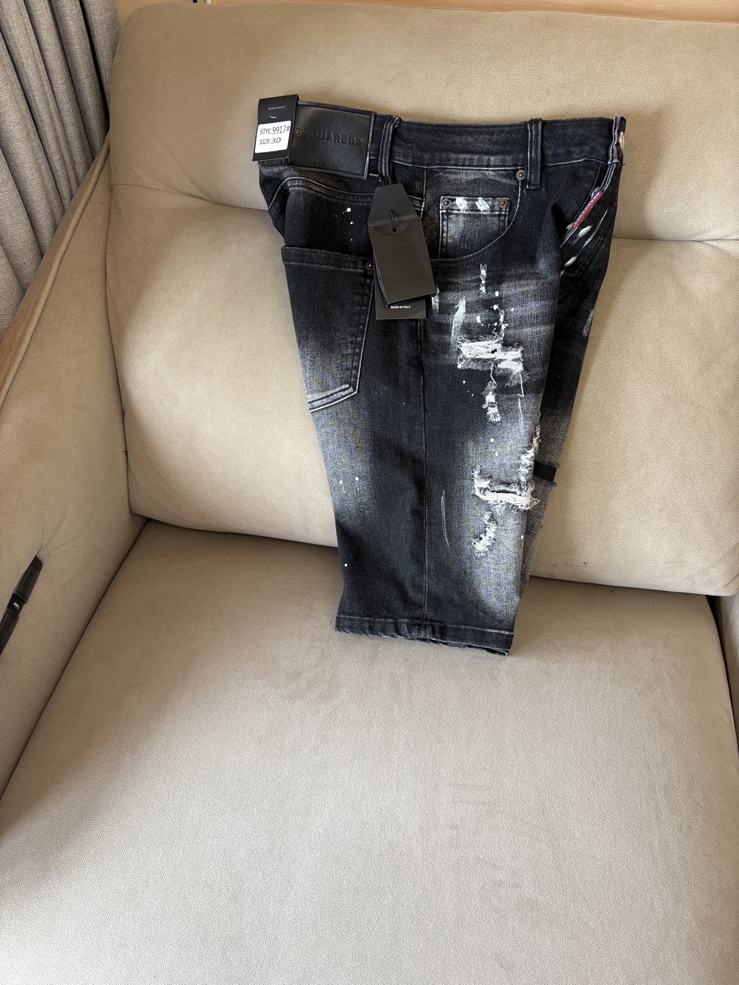 NO:411190,D2 official website counter is available at the same time, original singles are ruthless, super stylish jeans, customized original washing denim fabric, unique design, top-grade embroidery craft letter pattern logo, original hardware and auxiliary decoration, extremely superior jeans, the materials and craftsmanship are extremely luxurious and exquisite, extremely high-end, handsome and stylish, recommended, digits 29-36, not 35 001,, jeans, alexander wang19860909D2官网专柜同步有售,原单狠货,超级有范儿的一款牛仔裤,定制原版水洗牛仔面料,独特设计,顶级刺绣工艺字母图案logo,原版五金辅料装饰,极为翘楚的一款牛仔裤,用料与工艺都极致奢华精湛,档次极高,上身帅气有型,推荐,码数29-36没35 001,,jeans,alexander wang,Men's clothing