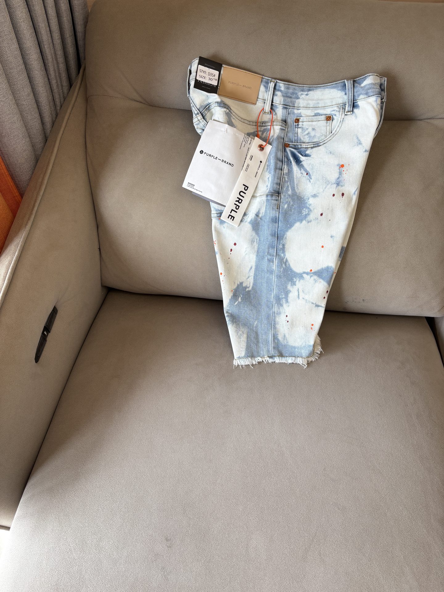 NO:411198,PUR official website counter is available simultaneously, original singles, super stylish jeans, customized original washing denim fabric, unique design, top-grade embroidery craft letter pattern logo, original hardware and auxiliary decoration, extremely superior jeans, the materials and craftsmanship are extremely luxurious and exquisite, extremely high-end, handsome and stylish, recommended, digits 29-36, not 35 001,, jeans, alexander wang19860909PUR官网专柜同步有售,原单狠货,超级有范儿的一款牛仔裤,定制原版水洗牛仔面料,独特设计,顶级刺绣工艺字母图案logo,原版五金辅料装饰,极为翘楚的一款牛仔裤,用料与工艺都极致奢华精湛,档次极高,上身帅气有型,推荐,码数29-36没35 001,,jeans,alexander wang,Men's clothing