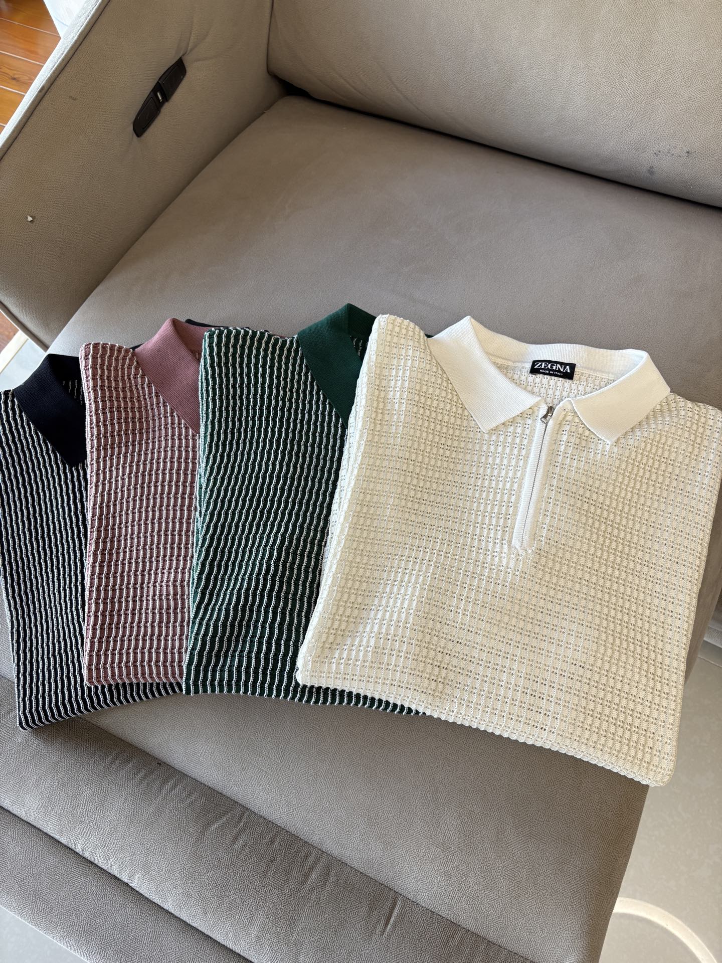 NO:411174,Z Family Time-consuming King' diamond jacquard design selects ultra-fine high-quality yarn lapel short-sleeved men's collection 'Time-consuming King' round neck and elegant craftsmanship, which is high-end when touching the skin. Craftsmanship is ingenious and has a three-dimensional diamond jacquard that takes several months to carve. The architectural aesthetic texture is weaved between warp and weft. The light and shadow penetrate through, and the gestures show low-key luxury. Classic lattice lapel short-sleeved design Simple lapel outlines neat lines, short-sleeved cut is suitable for multiple scenes - the layered suit during business meetings shows elegance, casual wear reveals gentleman's taste, and the collection style never fades. The ultimate quality testimony of the details Precision turning ensures that the seams are flat, the bone position is reinforced and durable without deformation; the neckline threads have been washed and tested, and they are still as crisp as new as they wear for a long time, and every detail is a testimony of 'time-consuming'. 1  Code number M-3XL001, T-shirt, business suit, alexander wang19860909Z家耗时王”菱形提花设计甄选超细优质纱线翻领短袖男士典藏款「耗时王」圆领奢雅工艺,触肤即高阶. 匠心底蕴菱形镂空提花 耗时数月雕琢的立体菱形提花,经纬间织就建筑美学肌理,光影穿透时显隐交错,举手投足尽展低调奢华. 经典型格翻领短袖设计 简约翻领勾勒利落线条,短袖剪裁适配多场景——商务会晤时叠搭西装显儒雅,休闲时光单穿流露绅士品味,典藏款型永不褪色. 细节至臻品质见证 精密车工确保接缝平整,骨位加固耐穿不变形；领口螺纹经水洗测试,久穿仍挺括如新,每一处细节皆为「耗时」证言. 一 码数M-3XL001,,T-shirt,business suit,alexander wang,Men's clothing