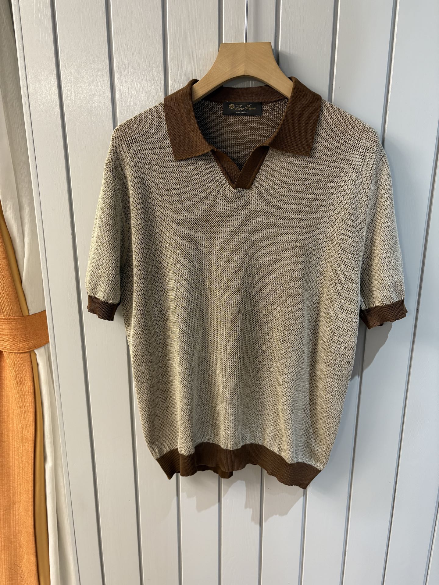 NO:440811,LP Home Time-consuming King' diamond jacquard design selects ultra-fine high-quality yarn lapel short-sleeved men's collection style 'Time-consuming King' round neck and elegant craftsmanship, which is high-end when touching the skin. Craftsmanship is ingenious and has a three-dimensional diamond jacquard that takes several months to carve. The architectural aesthetic texture is weaved between warp and weft. When light and shadow penetrate, it shows low-key luxury. Selects ultra-fine high-quality yarn, light as if nothing is in the world, and is naturally luxurious. Wearing close to the body is like a cloud. Classic lattice lapel short-sleeved design Simple lapel outlines neat lines, short-sleeved cut is suitable for many scenes - layered suits during business meetings show elegance, casual wear reveals gentleman's taste, and the collection style never fades. The ultimate quality of details is verified  Precision turning workers ensure that the seams are flat and the bone position is reinforced and not deformed. The neckline threads have been washed and tested, and they are still as crisp as new as they are worn for a long time. Every detail is a testimony of 'time-consuming'. 1. Number M-3XL001 020,,loro piano,T-shirt,business suit,alexander wang19860909LP家耗时王”菱形提花设计甄选超细优质纱线翻领短袖男士典藏款「耗时王」圆领奢雅工艺,触肤即高阶. 匠心底蕴菱形镂空提花 耗时数月雕琢的立体菱形提花,经纬间织就建筑美学肌理,光影穿透时显隐交错,举手投足尽展低调奢华. 甄选超细优质纱线,轻若无物却奢感天成,贴身穿着如云端轻抚. 经典型格翻领短袖设计 简约翻领勾勒利落线条,短袖剪裁适配多场景——商务会晤时叠搭西装显儒雅,休闲时光单穿流露绅士品味,典藏款型永不褪色. 细节至臻品质见证 精密车工确保接缝平整,骨位加固耐穿不变形；领口螺纹经水洗测试,久穿仍挺括如新,每一处细节皆为「耗时」证言. 一 码数M-3XL001 020,,loro piana,T-shirt,business suit,alexander wang,Men's clothing