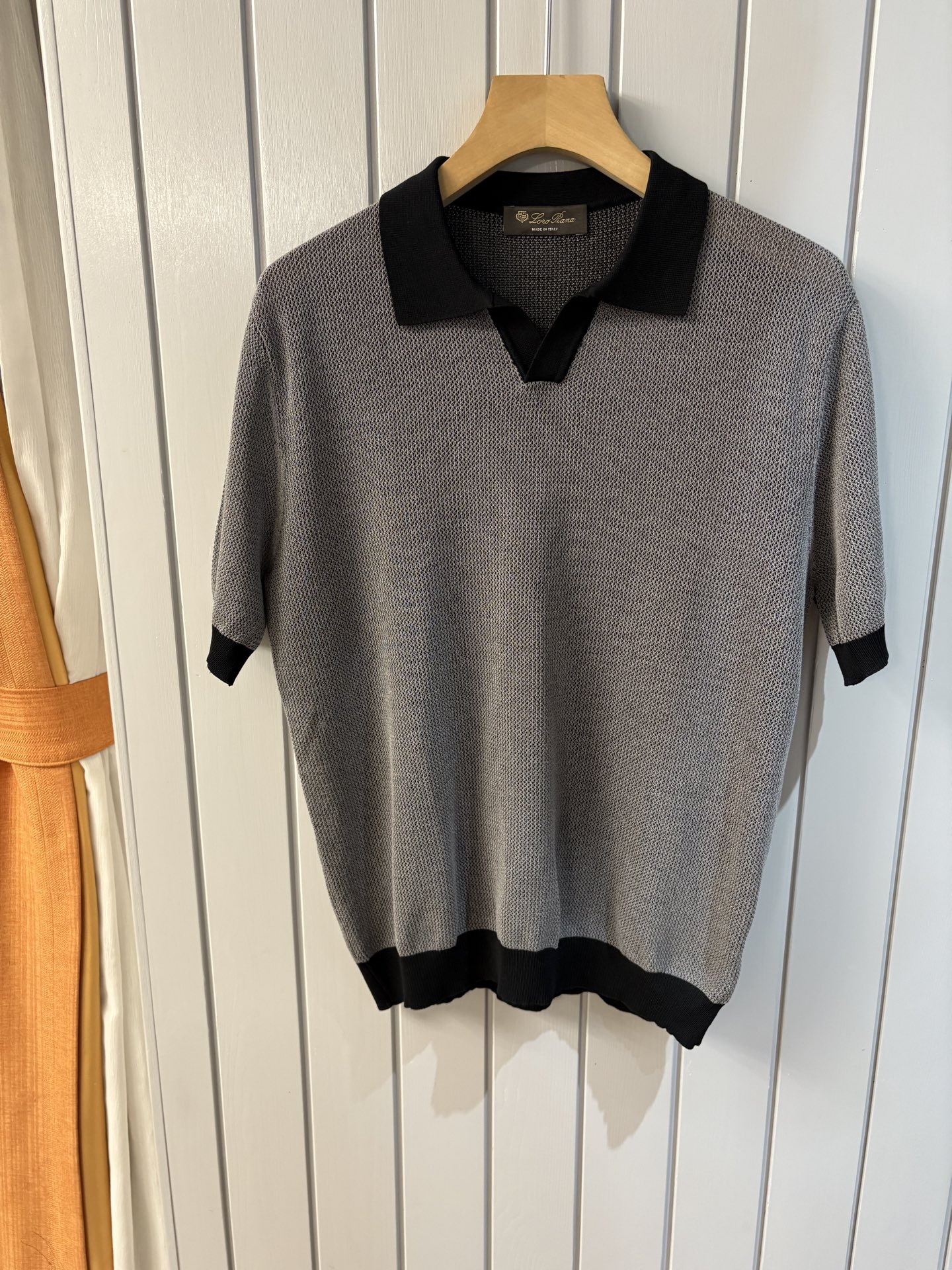 NO:440769,LP Home Time-consuming King' diamond jacquard design selects ultra-fine high-quality yarn lapel short-sleeved men's collection style 'Time-consuming King' round neck and elegant craftsmanship, which is high-end when touching the skin. Craftsmanship is ingenious and has a three-dimensional diamond jacquard that takes several months to carve. The architectural aesthetic texture is weaved between warp and weft. When light and shadow penetrate, it shows low-key luxury. Selects ultra-fine high-quality yarn, light as if nothing is in the world, and is naturally luxurious. Wearing close to the body is like a cloud. Classic lattice lapel short-sleeved design Simple lapel outlines neat lines, short-sleeved cut is suitable for many scenes - layered suits during business meetings show elegance, casual wear reveals gentleman's taste, and the collection style never fades. The ultimate quality of details is verified  Precision turning workers ensure that the seams are flat and the bone position is reinforced and not deformed. The neckline threads have been washed and tested, and they are still as crisp as new as they are worn for a long time. Every detail is a testimony of 'time-consuming'. 1. Number M-3XL001 020,,loro piano,T-shirt,business suit,alexander wang19860909LP家耗时王”菱形提花设计甄选超细优质纱线翻领短袖男士典藏款「耗时王」圆领奢雅工艺,触肤即高阶. 匠心底蕴菱形镂空提花 耗时数月雕琢的立体菱形提花,经纬间织就建筑美学肌理,光影穿透时显隐交错,举手投足尽展低调奢华. 甄选超细优质纱线,轻若无物却奢感天成,贴身穿着如云端轻抚. 经典型格翻领短袖设计 简约翻领勾勒利落线条,短袖剪裁适配多场景——商务会晤时叠搭西装显儒雅,休闲时光单穿流露绅士品味,典藏款型永不褪色. 细节至臻品质见证 精密车工确保接缝平整,骨位加固耐穿不变形；领口螺纹经水洗测试,久穿仍挺括如新,每一处细节皆为「耗时」证言. 一 码数M-3XL001 020,,loro piana,T-shirt,business suit,alexander wang,Men's clothing