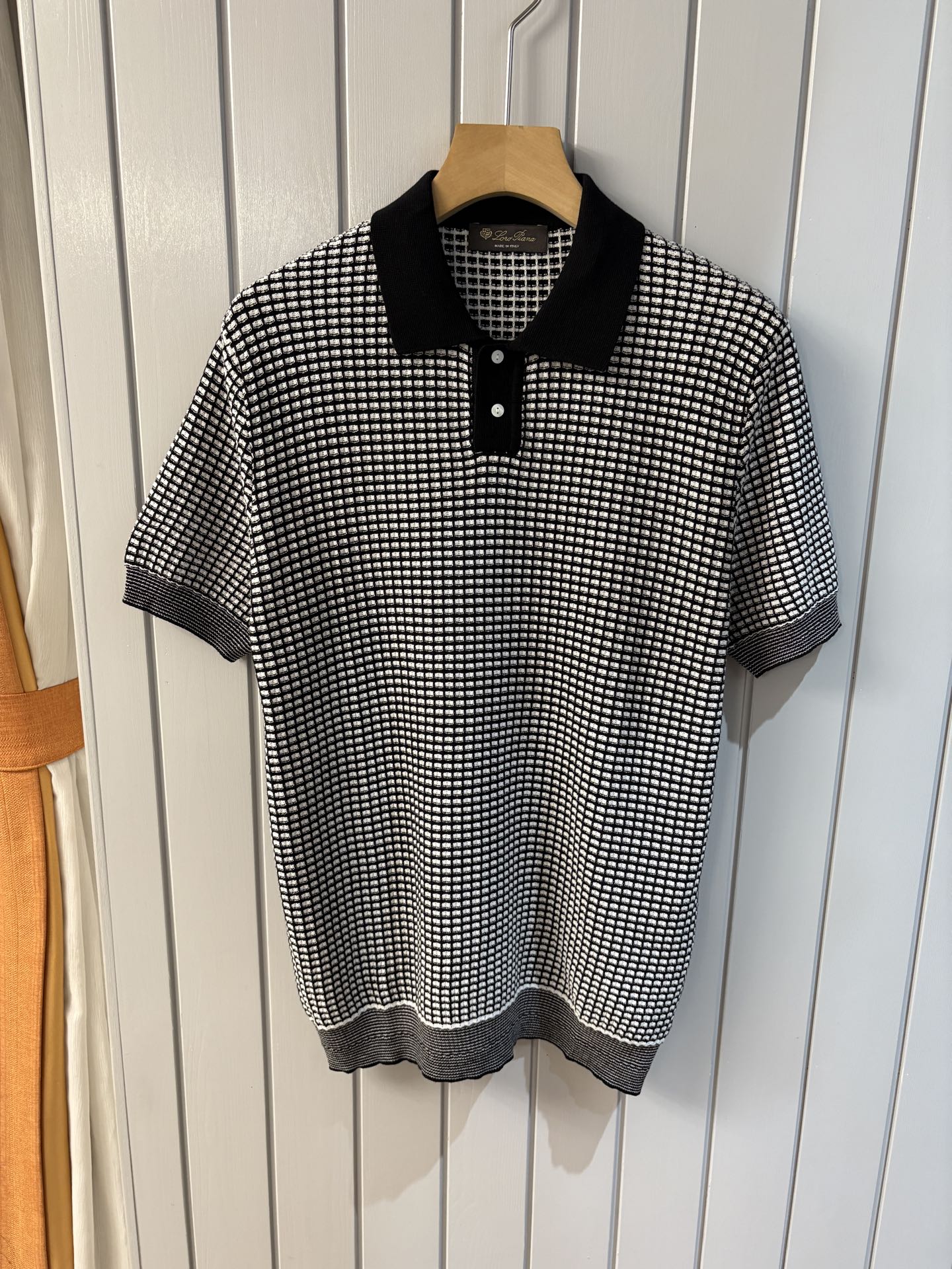 NO:458786,Home Time-consuming King' diamond jacquard design selects ultra-fine high-quality yarn lapel short-sleeved men's collection 'Time-consuming King' round neck and elegant craftsmanship, which is high-end when touching the skin. Craftsmanship is ingenious and has a three-dimensional diamond jacquard that takes several months to carve. The architectural aesthetic texture is woven between warp and weft. When light and shadow penetrate, it shows low-key luxury. Selects ultra-fine high-quality yarn, light as if nothing is in the world, and is naturally luxurious. Wearing close to the body is like a cloud. Classic lattice lapel short-sleeved design Simple lapel outlines neat lines, short-sleeved cut is suitable for many scenes - layered suits during business meetings show elegance, casual wear reveals gentleman's taste, and the collection style never fades. The ultimate quality of details is verified  Precision turning workers ensure that the seams are flat and the bone position is reinforced and not deformed. The neckline threads have been washed and tested, and they are still as crisp as new as they are worn for a long time. Every detail is a testimony of 'time-consuming'. 1. Number M-3XL001 020,,T-shirt,business suit,alexander wang19860909家耗时王”菱形提花设计甄选超细优质纱线翻领短袖男士典藏款「耗时王」圆领奢雅工艺,触肤即高阶. 匠心底蕴菱形镂空提花 耗时数月雕琢的立体菱形提花,经纬间织就建筑美学肌理,光影穿透时显隐交错,举手投足尽展低调奢华. 甄选超细优质纱线,轻若无物却奢感天成,贴身穿着如云端轻抚. 经典型格翻领短袖设计 简约翻领勾勒利落线条,短袖剪裁适配多场景——商务会晤时叠搭西装显儒雅,休闲时光单穿流露绅士品味,典藏款型永不褪色. 细节至臻品质见证 精密车工确保接缝平整,骨位加固耐穿不变形；领口螺纹经水洗测试,久穿仍挺括如新,每一处细节皆为「耗时」证言. 一 码数M-3XL001 020,,T-shirt,business suit,alexander wang,Men's clothing