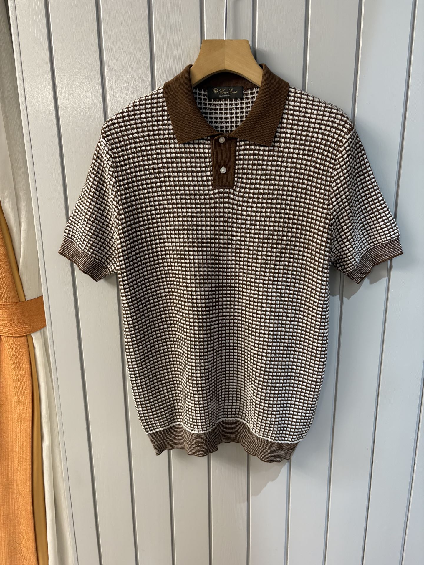 NO:458784,Time-consuming King' diamond jacquard design selects ultra-fine high-quality yarn lapel short-sleeved men's collection style 'Time-consuming King' round neck and elegant craftsmanship, which is high-end when touching the skin. Craftsmanship is ingenious and has a three-dimensional diamond jacquard that takes several months to carve. The architectural aesthetic texture is weaved between warp and weft. When light and shadow penetrate, the gestures show low-key luxury. Select ultra-fine high-quality yarn, light as if nothing is in the world, and the feeling of luxury is natural. Wearing close to the body is like a cloud. Classic lattice lapel short-sleeved design Simple lapel outlines neat lines, short-sleeved cut is suitable for many scenes - layered suits during business meetings show elegance, casual wear reveals gentleman's taste, and the collection style never fades. The ultimate quality of details is verified  Precision turning workers ensure that the seams are flat and the bone position is reinforced and not deformed. The neckline threads have been washed and tested, and they are still as crisp as new as they are worn for a long time. Every detail is a testimony of 'time-consuming'. 1. Number M-3XL001 020,,T-shirt,business suit,alexander wang19860909耗时王”菱形提花设计甄选超细优质纱线翻领短袖男士典藏款「耗时王」圆领奢雅工艺,触肤即高阶. 匠心底蕴菱形镂空提花 耗时数月雕琢的立体菱形提花,经纬间织就建筑美学肌理,光影穿透时显隐交错,举手投足尽展低调奢华. 甄选超细优质纱线,轻若无物却奢感天成,贴身穿着如云端轻抚. 经典型格翻领短袖设计 简约翻领勾勒利落线条,短袖剪裁适配多场景——商务会晤时叠搭西装显儒雅,休闲时光单穿流露绅士品味,典藏款型永不褪色. 细节至臻品质见证 精密车工确保接缝平整,骨位加固耐穿不变形；领口螺纹经水洗测试,久穿仍挺括如新,每一处细节皆为「耗时」证言. 一 码数M-3XL001 020,,T-shirt,business suit,alexander wang,Men's clothing