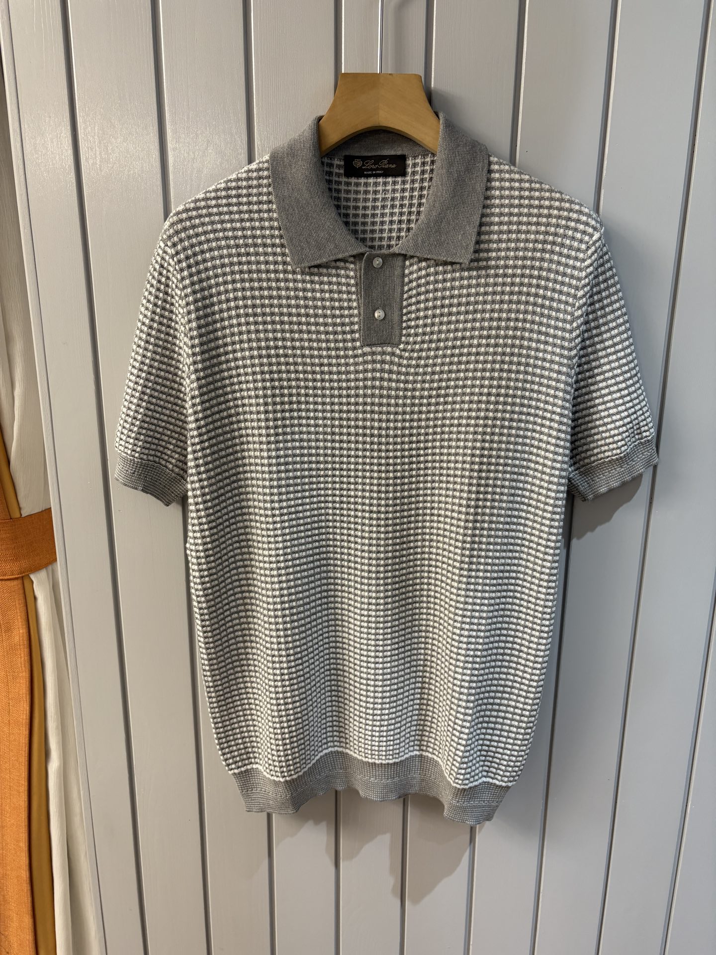 NO:458787,Time-consuming King' diamond jacquard design selects ultra-fine high-quality yarn lapel short-sleeved men's collection style 'Time-consuming King' round neck and elegant craftsmanship, which is high-end when touching the skin. Craftsmanship is ingenious and has a three-dimensional diamond jacquard that takes several months to carve. The architectural aesthetic texture is weaved between warp and weft. When light and shadow penetrate, the gestures show low-key luxury. Select ultra-fine high-quality yarn, light as if nothing is in the world, and the feeling of luxury is natural. Wearing close to the body is like a cloud. Classic lattice lapel short-sleeved design Simple lapel outlines neat lines, short-sleeved cut is suitable for many scenes - layered suits during business meetings show elegance, casual wear reveals gentleman's taste, and the collection style never fades. The ultimate quality of details is verified  Precision turning workers ensure that the seams are flat and the bone position is reinforced and not deformed. The neckline threads have been washed and tested, and they are still as crisp as new as they are worn for a long time. Every detail is a testimony of 'time-consuming'. 1. Number M-3XL001 020,,T-shirt,business suit,alexander wang19860909耗时王”菱形提花设计甄选超细优质纱线翻领短袖男士典藏款「耗时王」圆领奢雅工艺,触肤即高阶. 匠心底蕴菱形镂空提花 耗时数月雕琢的立体菱形提花,经纬间织就建筑美学肌理,光影穿透时显隐交错,举手投足尽展低调奢华. 甄选超细优质纱线,轻若无物却奢感天成,贴身穿着如云端轻抚. 经典型格翻领短袖设计 简约翻领勾勒利落线条,短袖剪裁适配多场景——商务会晤时叠搭西装显儒雅,休闲时光单穿流露绅士品味,典藏款型永不褪色. 细节至臻品质见证 精密车工确保接缝平整,骨位加固耐穿不变形；领口螺纹经水洗测试,久穿仍挺括如新,每一处细节皆为「耗时」证言. 一 码数M-3XL001 020,,T-shirt,business suit,alexander wang,Men's clothing