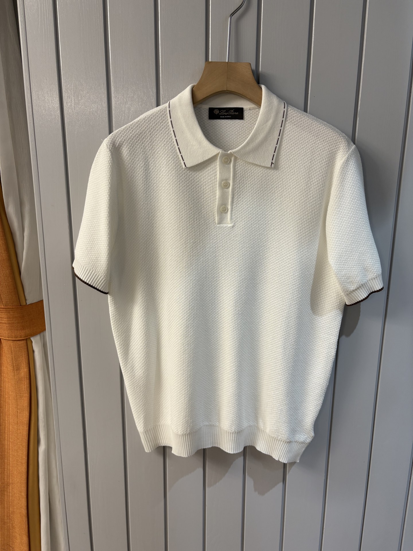 NO:458789,Time-consuming King' diamond jacquard design selects ultra-fine high-quality lapel short-sleeved men's collection of 'Time-consuming King' round neck and elegant craftsmanship, which is high-end when touching the skin. Craftsmanship and diamond hollow jacquard are carved with three-dimensional diamond jacquard that takes months to carve, woven architectural aesthetic texture between warp and weft, and the light and shadow penetrate, showing low-key luxury when light and shadow penetrate, classic lapel short-sleeved design Simple lapel outlines neat lines, short-sleeved cut adapts to multiple scenes - layered suits during business meetings show elegance, casual wear reveals gentleman's taste, and the collection style never fades. The ultimate quality testimony of details Precision cutting ensures that the seams are flat, the bone position is reinforced and durable without deformation; the neckline threads have been washed and tested, and they are still as crisp as new as they wear for a long time, and every detail is a testimony of 'time-consuming'. 1. M-3XL001  020, T-shirt,business suit,alexander wang19860909耗时王”菱形提花设计甄选超细优质翻领短袖男士典藏款「耗时王」圆领奢雅工艺,触肤即高阶. 匠心底蕴菱形镂空提花 耗时数月雕琢的立体菱形提花,经纬间织就建筑美学肌理,光影穿透时显隐交错,举手投足尽展低调奢华 经典型格翻领短袖设计 简约翻领勾勒利落线条,短袖剪裁适配多场景——商务会晤时叠搭西装显儒雅,休闲时光单穿流露绅士品味,典藏款型永不褪色. 细节至臻品质见证 精密车工确保接缝平整,骨位加固耐穿不变形；领口螺纹经水洗测试,久穿仍挺括如新,每一处细节皆为「耗时」证言. 一 码数M-3XL001 020,,T-shirt,business suit,alexander wang,Men's clothing