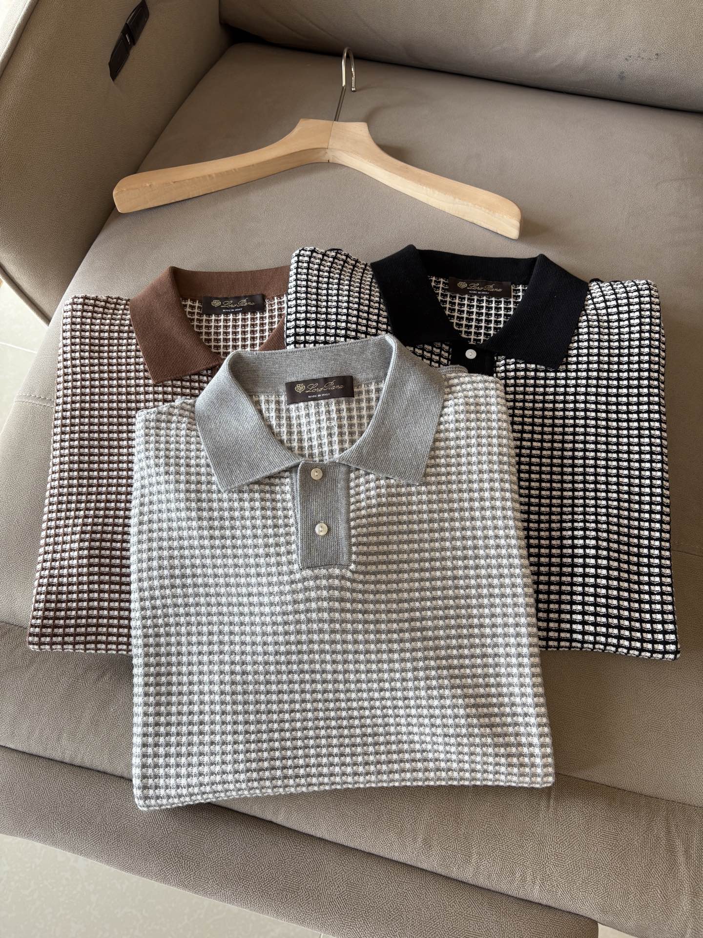 NO:411181,Time-consuming King' diamond jacquard design selects ultra-fine high-quality yarn lapel short-sleeved men's collection 'Time-consuming King' round neck and elegant craftsmanship, which touches the skin with high-end style. The ingenuity of diamond hollow jacquard is a three-dimensional diamond jacquard that takes months to carve. The architectural aesthetic texture is weaved between warp and weft. The light and shadow penetrate through, and the gestures show low-key luxury. Classic grid lapel short-sleeved design Simple lapel outlines neat lines, and short-sleeved tailoring is suitable for multiple scenes - the layered suit during business meetings shows elegance, casual wear reveals gentleman's taste, and the collection style never fades. The ultimate quality testimony of details Precision turning ensures that the seams are flat, the bone position is reinforced and durable without deformation; the neckline threads have been washed and tested, and they are still as crisp as new as they wear for a long time, and every detail is a testimony of 'time-consuming'.  Code number M-3XL001, T-shirt, business suit, alexander wang19860909耗时王”菱形提花设计甄选超细优质纱线翻领短袖男士典藏款「耗时王」圆领奢雅工艺,触肤即高阶. 匠心底蕴菱形镂空提花 耗时数月雕琢的立体菱形提花,经纬间织就建筑美学肌理,光影穿透时显隐交错,举手投足尽展低调奢华. 经典型格翻领短袖设计 简约翻领勾勒利落线条,短袖剪裁适配多场景——商务会晤时叠搭西装显儒雅,休闲时光单穿流露绅士品味,典藏款型永不褪色. 细节至臻品质见证 精密车工确保接缝平整,骨位加固耐穿不变形；领口螺纹经水洗测试,久穿仍挺括如新,每一处细节皆为「耗时」证言. 码数M-3XL001,,T-shirt,business suit,alexander wang,Men's clothing