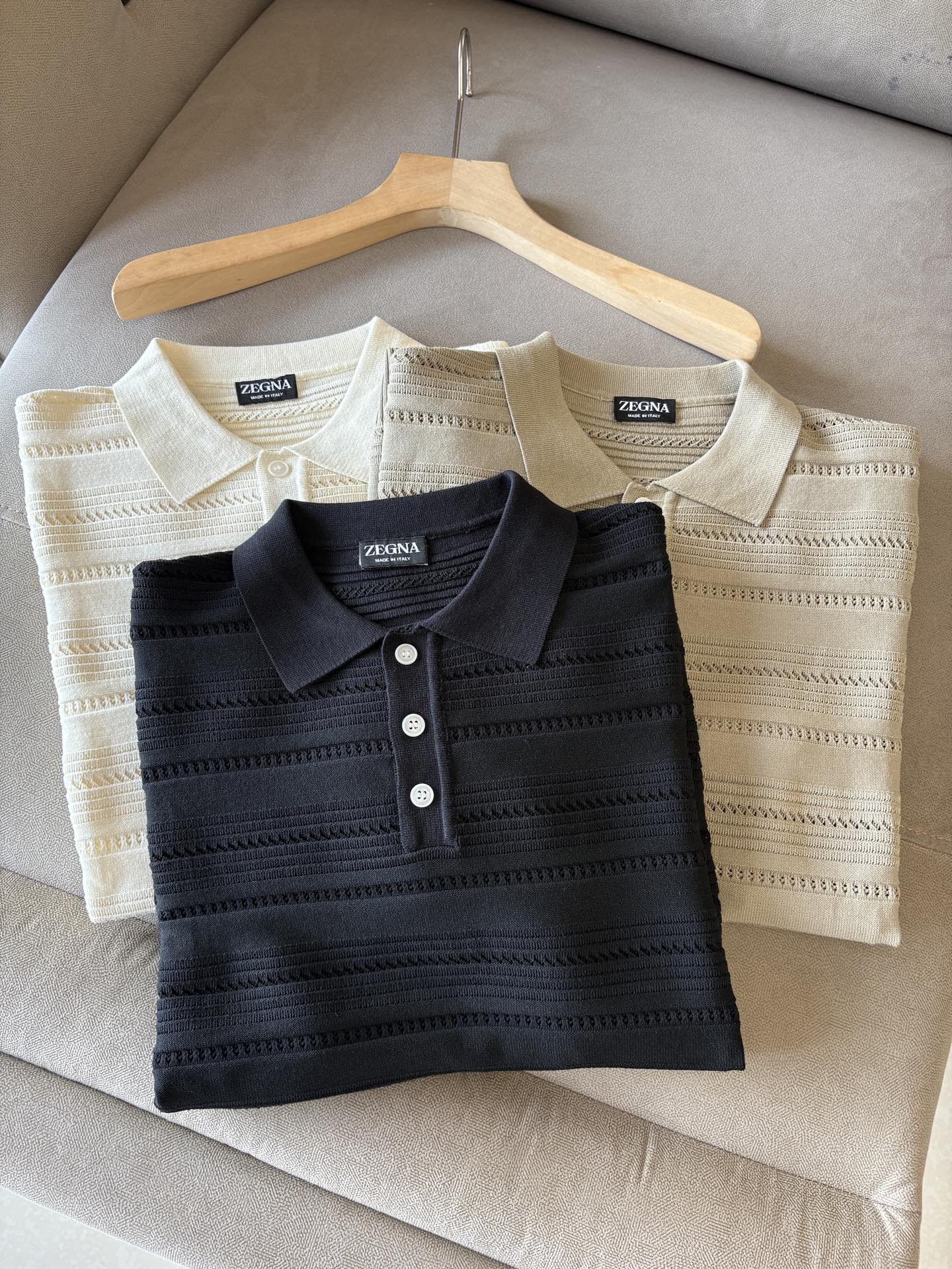 NO:411203,Time-consuming King' diamond jacquard design selects ultra-fine high-quality yarn lapel short-sleeved men's collection 'Time-consuming King' round neck and elegant craftsmanship, which is high-end when touching the skin. Craftsmanship is ingenious and diamond hollow jacquard. The three-dimensional diamond jacquard that takes several months to carve, woven architectural aesthetic texture between warp and weft, and the light and shadow penetrate, and the gestures are low-key. Classic grid lapel short-sleeved design. Simple lapel outlines neat lines, short-sleeved cuts are suitable for multiple scenes - layered suits during business meetings show elegance, casual wear reveals gentleman's taste, and the collection style never fades. The ultimate quality testimony of details Precision turning ensures that the seams are flat, the bone position is reinforced and durable without deformation; the neckline threads have been washed and tested, and they are still as crisp as new as they wear for a long time, and every detail is a testimony of 'time-consuming'.  Code number M-3XL001, T-shirt, business suit, alexander wang19860909耗时王”菱形提花设计甄选超细优质纱线翻领短袖男士典藏款「耗时王」圆领奢雅工艺,触肤即高阶. 匠心底蕴菱形镂空提花 耗时数月雕琢的立体菱形提花,经纬间织就建筑美学肌理,光影穿透时显隐交错,举手投足尽展低调 经典型格翻领短袖设计 简约翻领勾勒利落线条,短袖剪裁适配多场景——商务会晤时叠搭西装显儒雅,休闲时光单穿流露绅士品味,典藏款型永不褪色. 细节至臻品质见证 精密车工确保接缝平整,骨位加固耐穿不变形；领口螺纹经水洗测试,久穿仍挺括如新,每一处细节皆为「耗时」证言. 码数M-3XL001,,T-shirt,business suit,alexander wang,Men's clothing